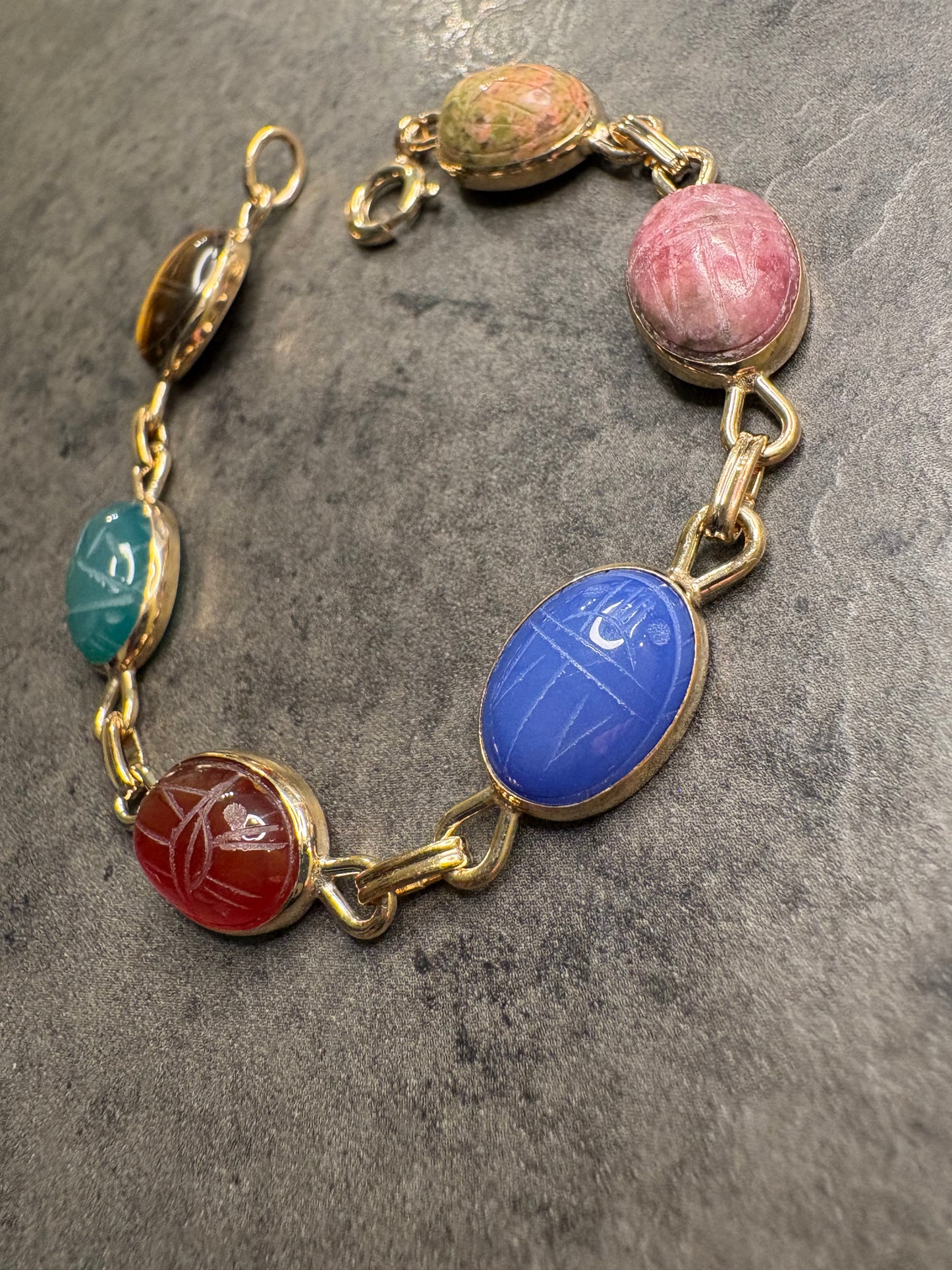 Bracciale WRE Richards con scarabei in pietra scolpita