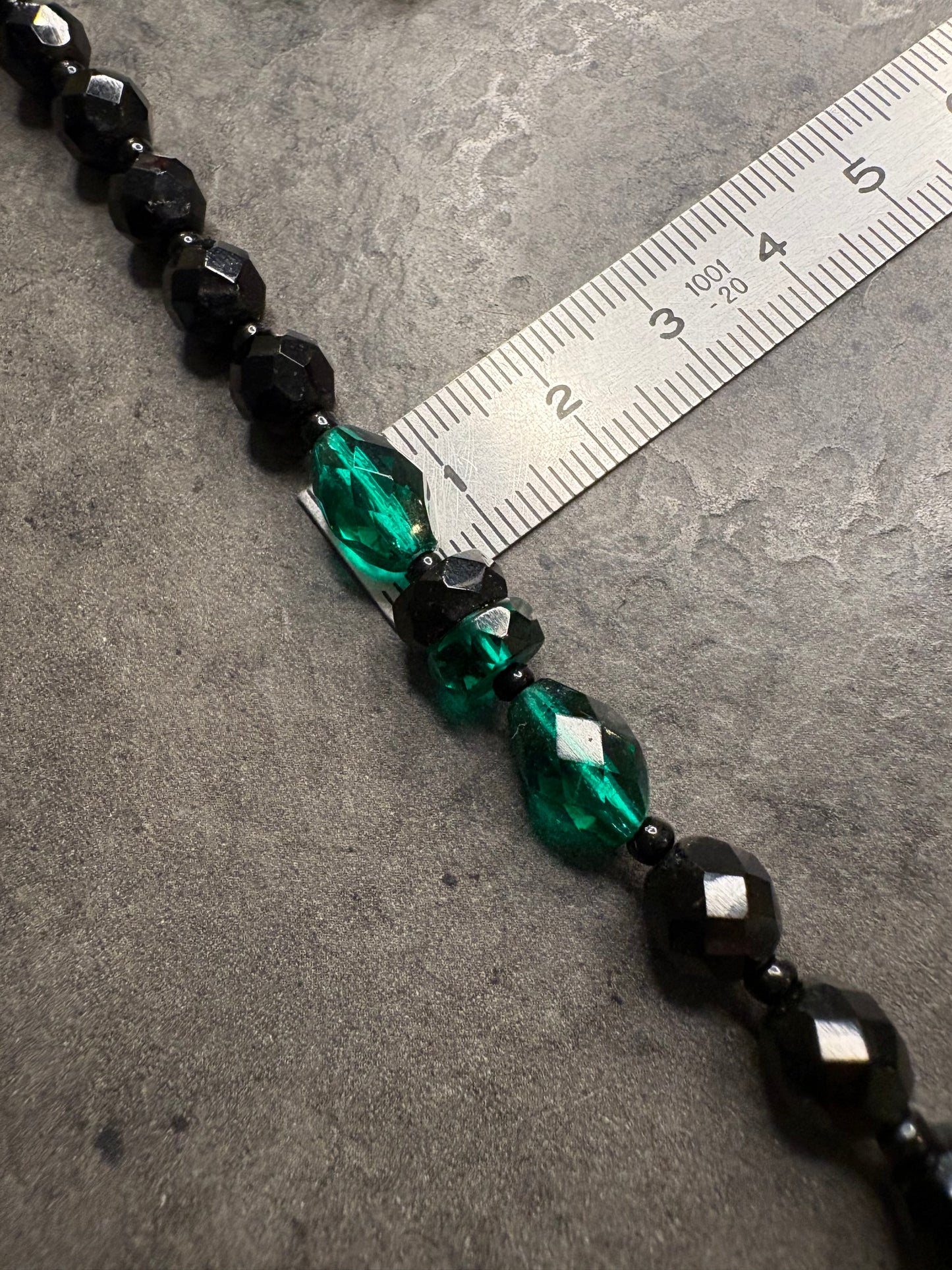 Collana in vetro nero e verde sfaccettato