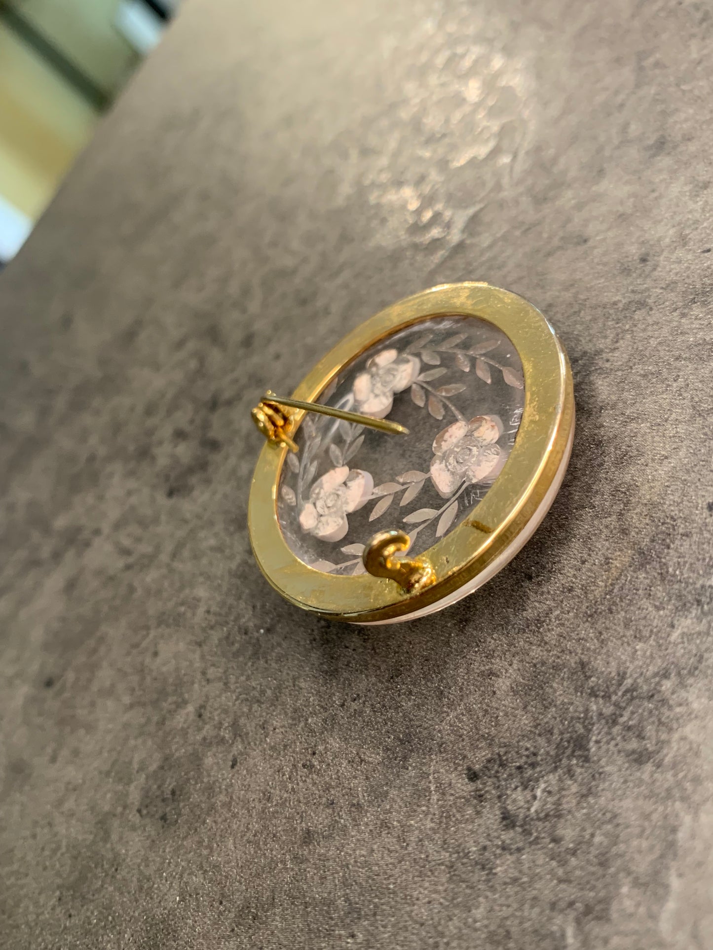 Spilla in Lucite