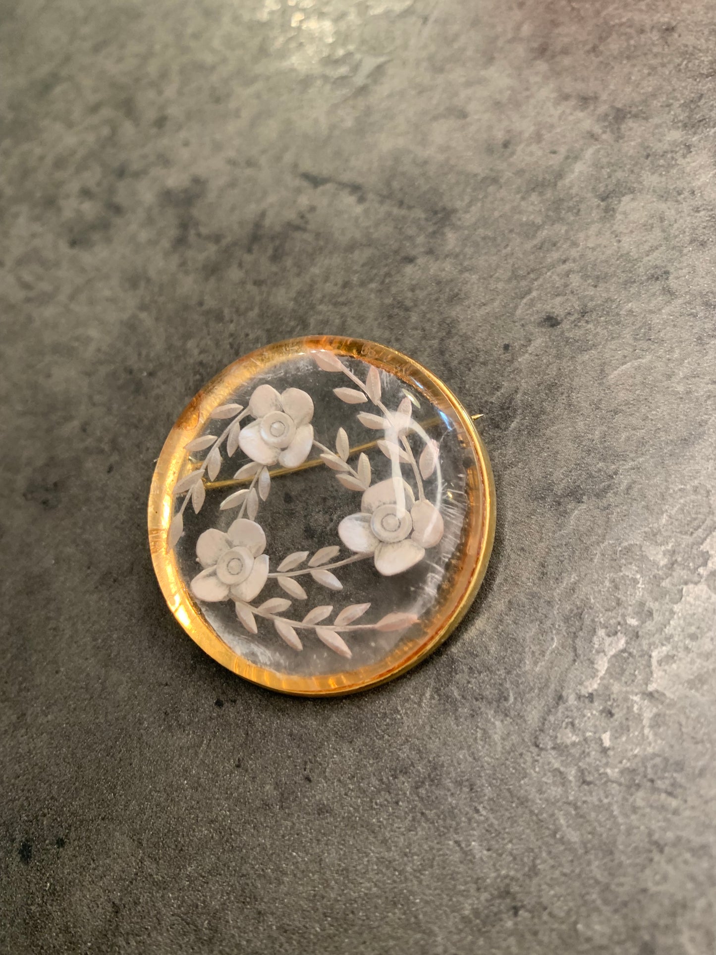 Spilla in Lucite