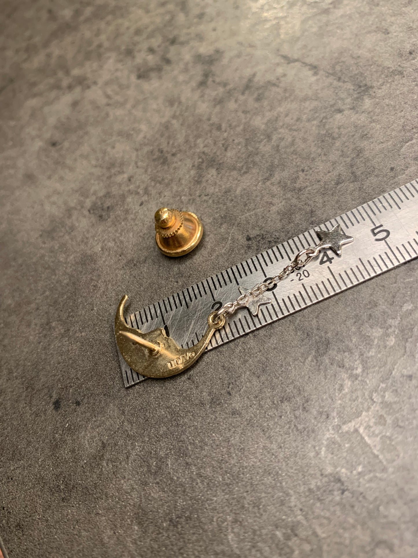 Pin Avon “Luna”