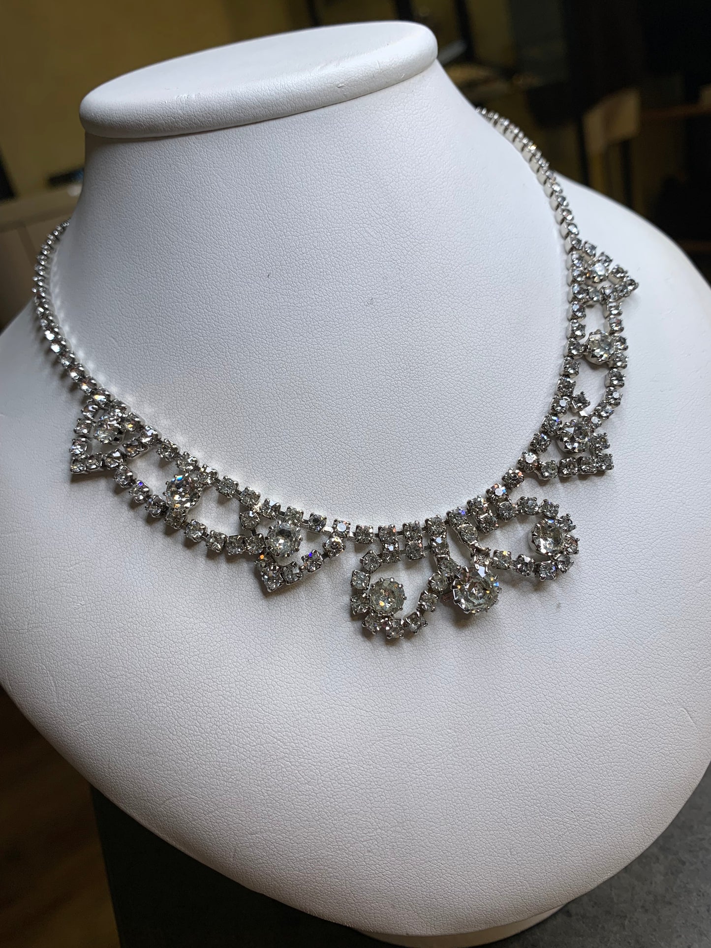 Collier Weiss