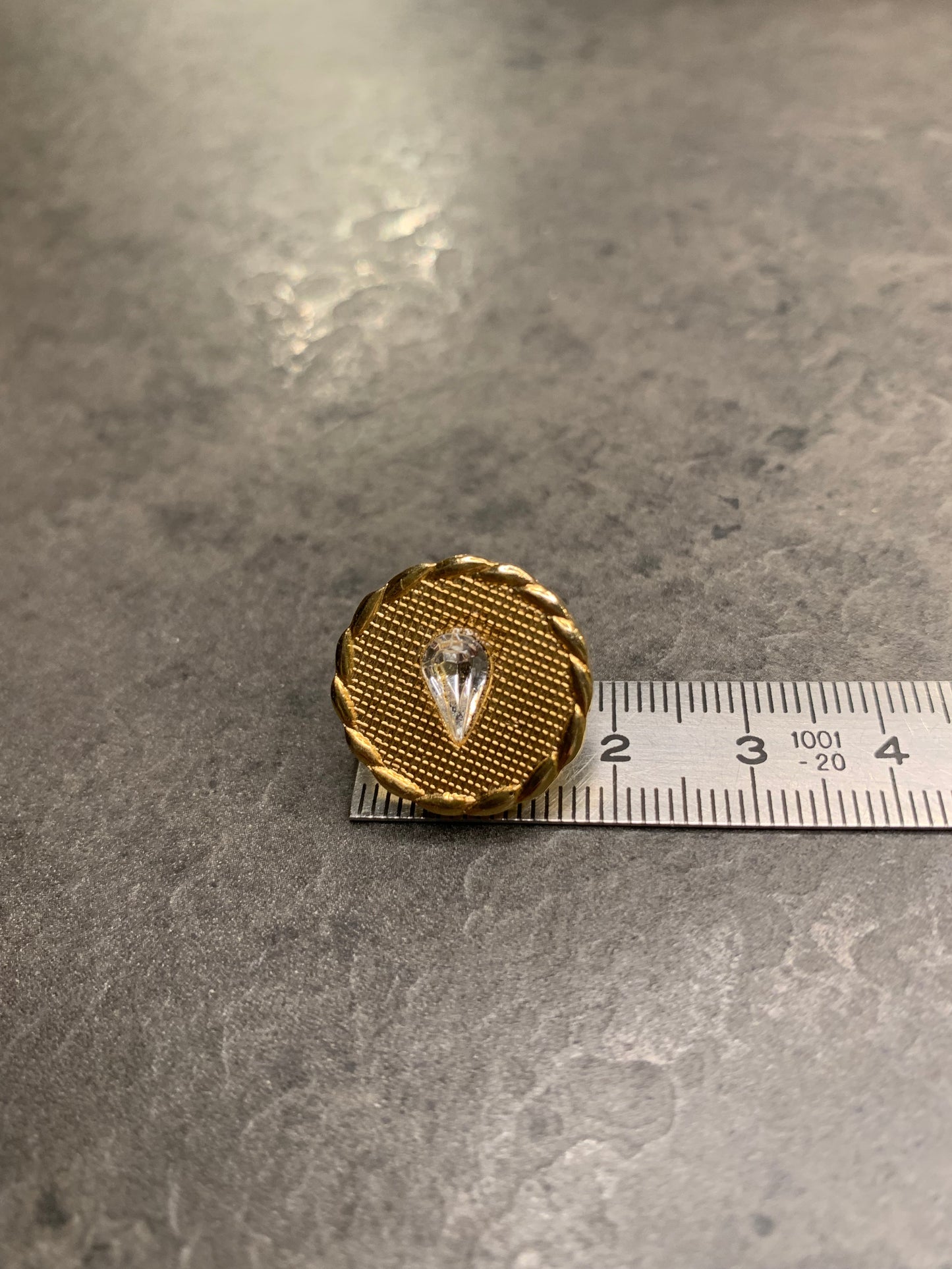 Pin con cristallo a goccia