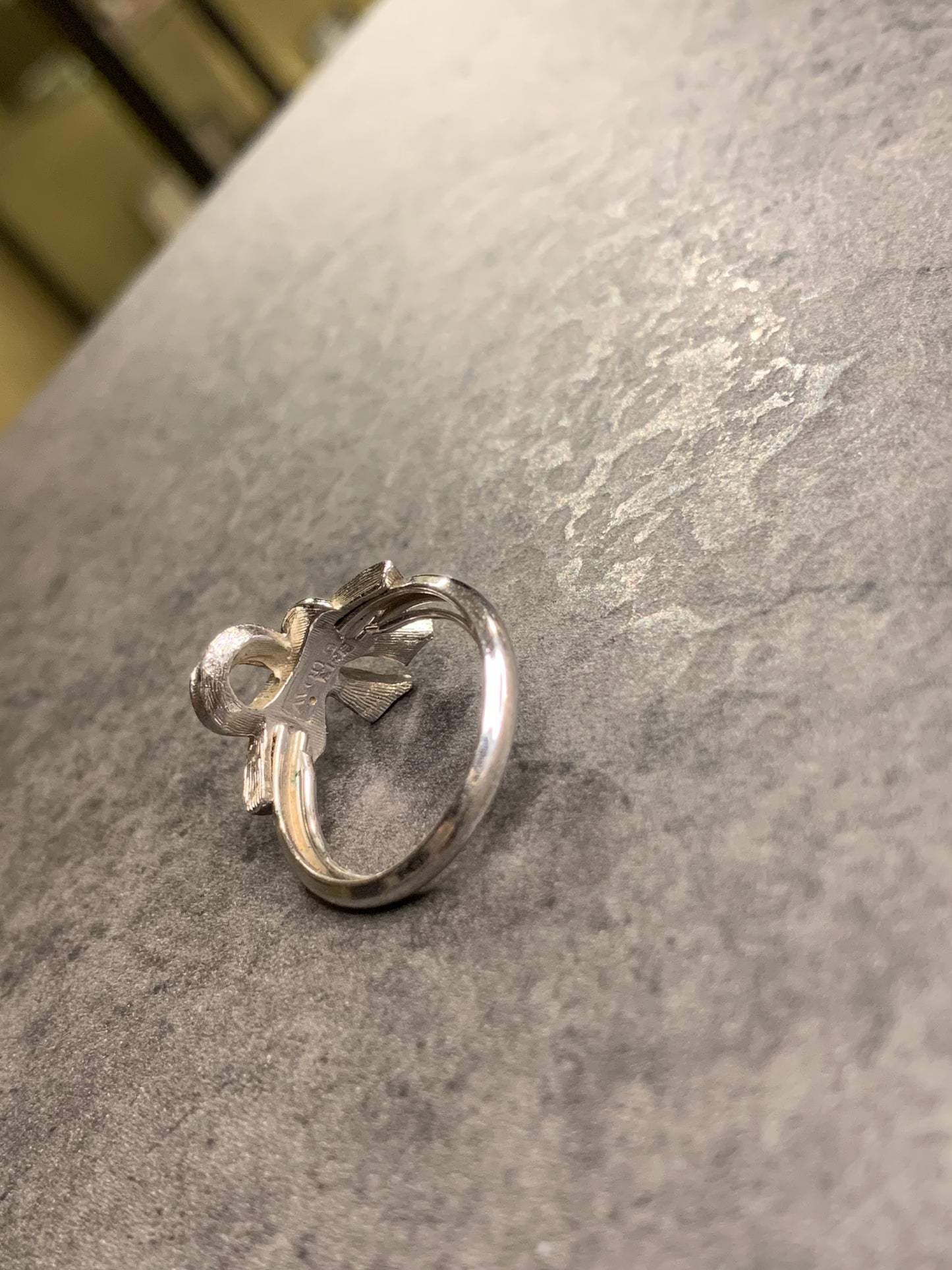 Anello Avon 1975.