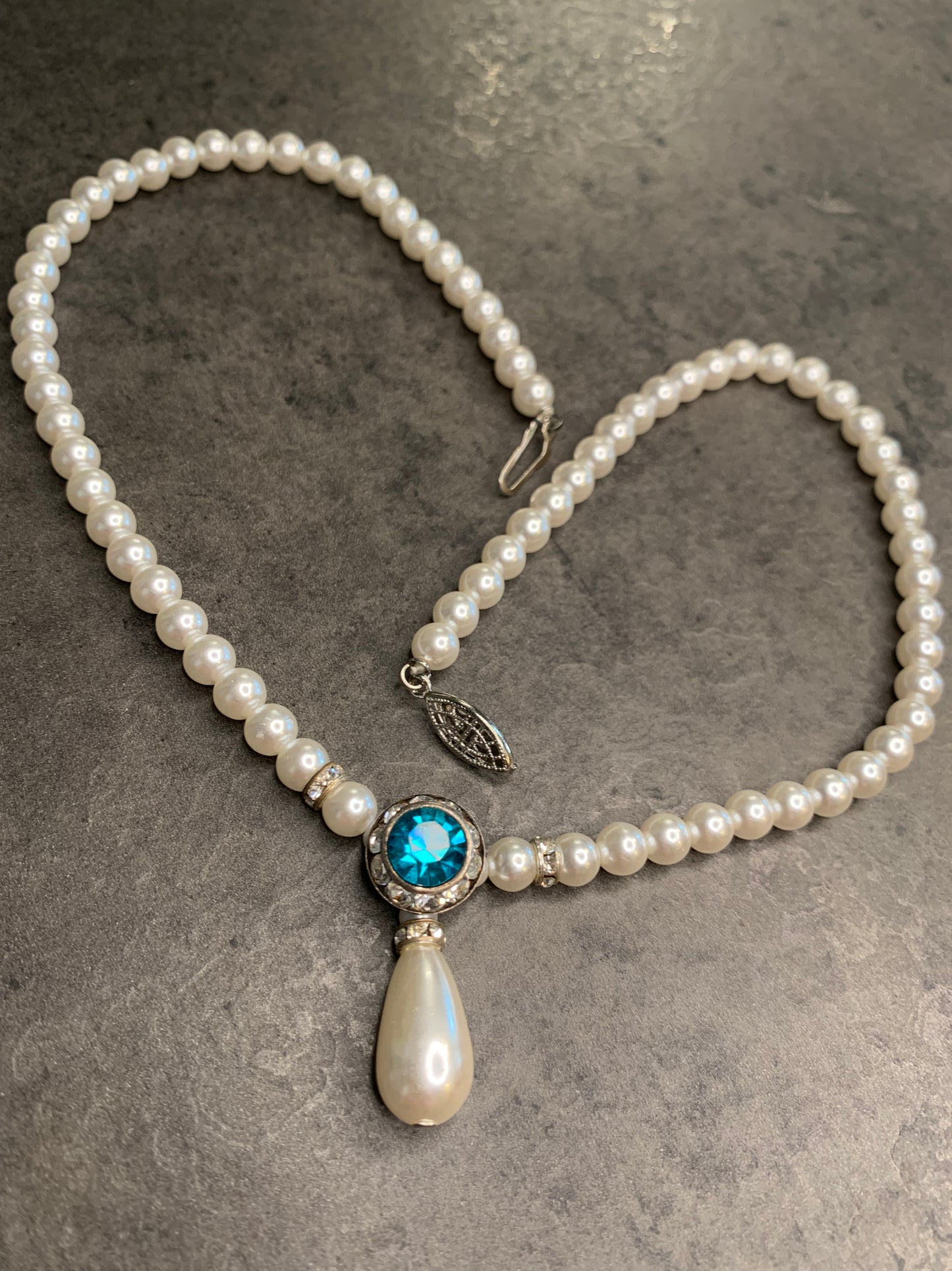 Collier in perle di plastica.