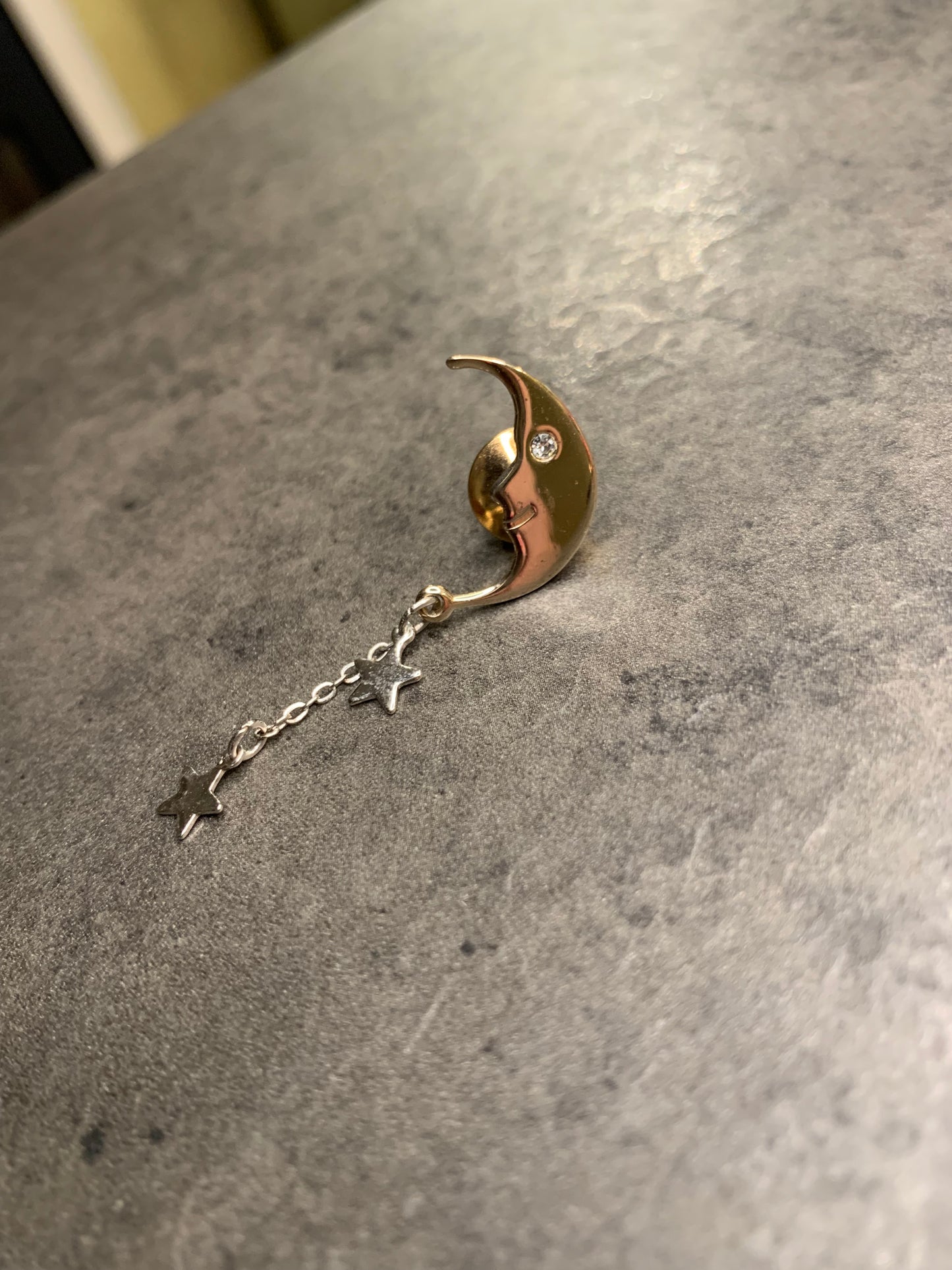 Pin Avon “Luna”