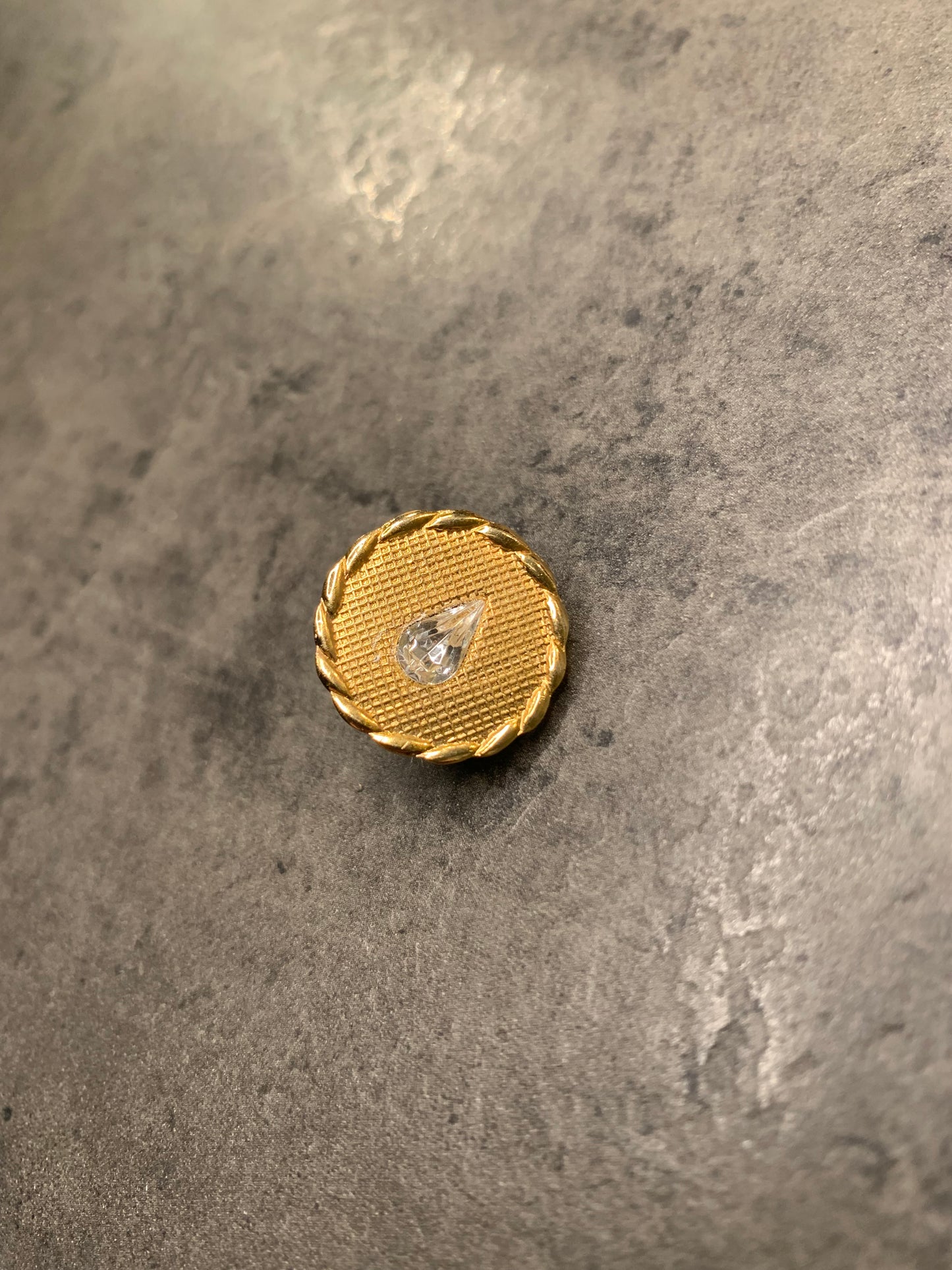 Pin con cristallo a goccia