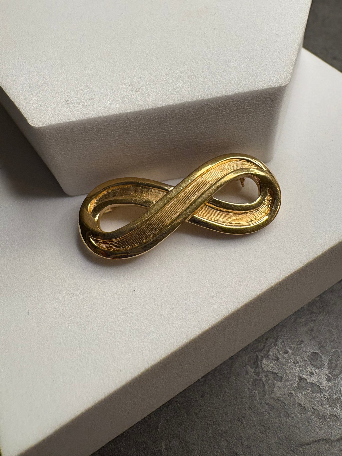 Spilla Trifari “Infinito”