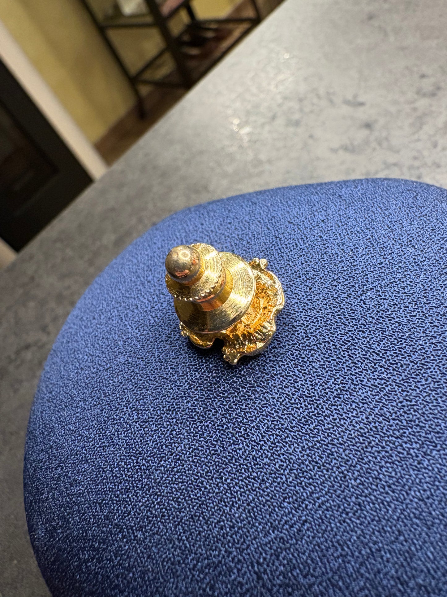 Pin Avon “Rana”