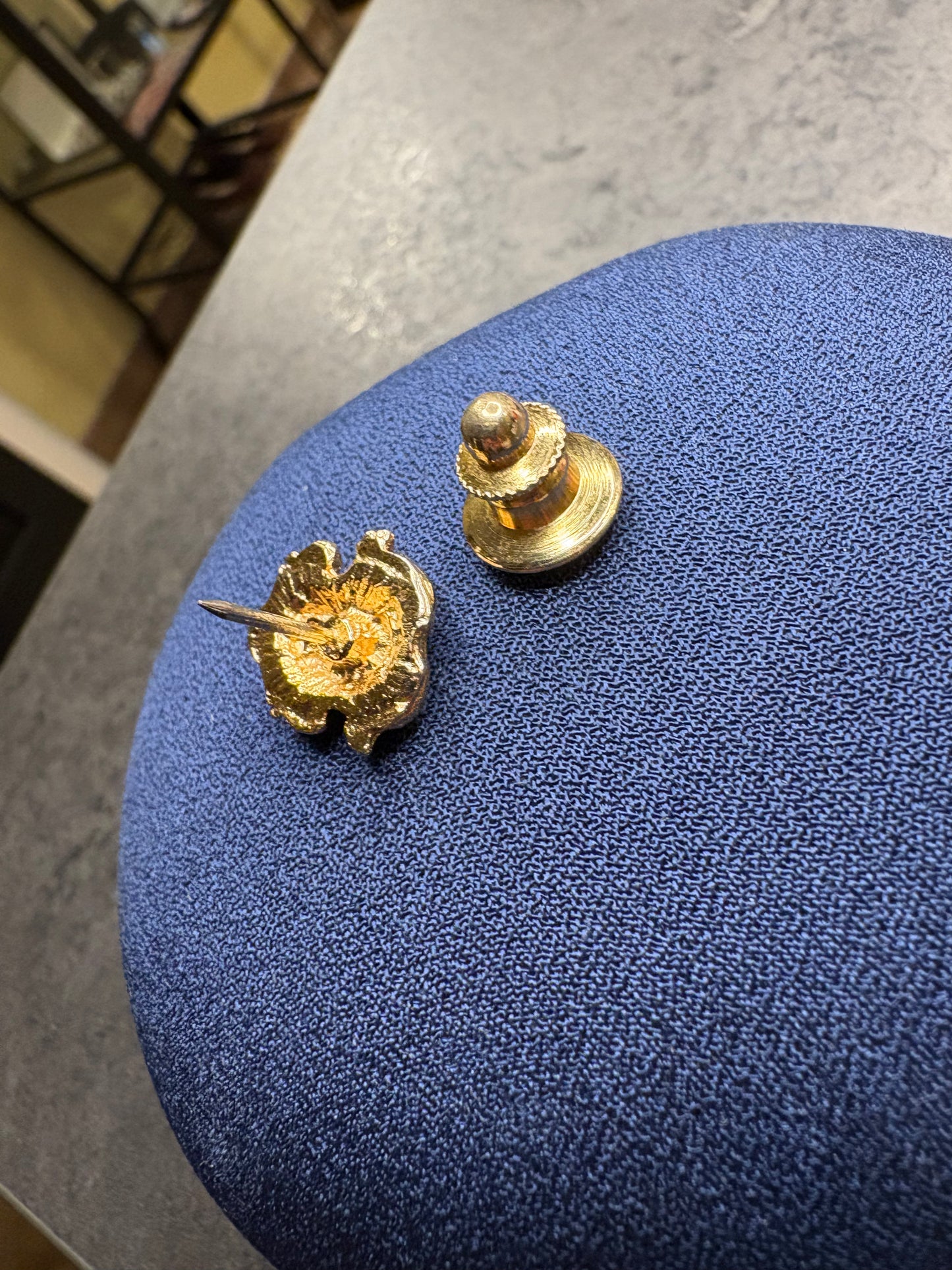 Pin Avon “Rana”