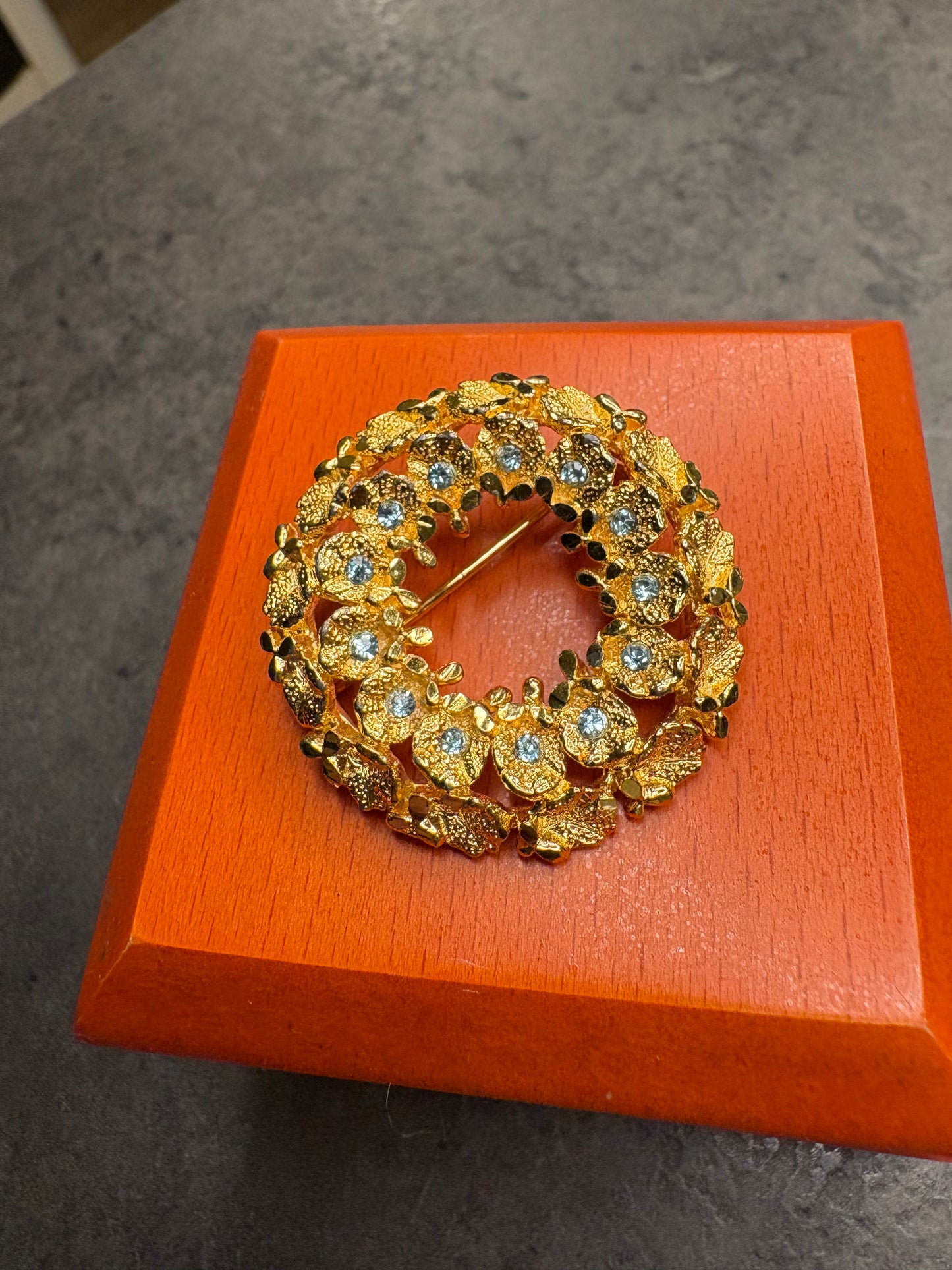 Spilla “Ghirlanda di fiori”