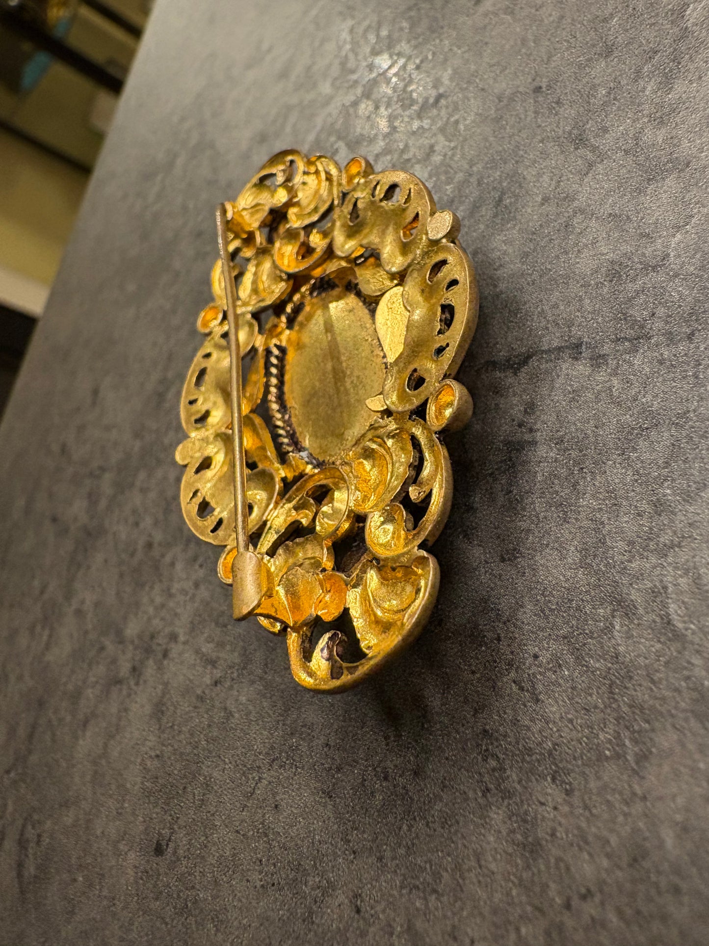 Spilla con vetro artistico