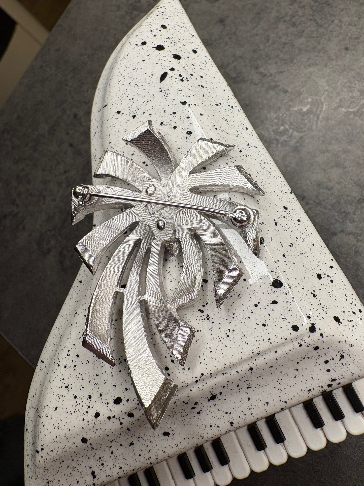 Spilla Trifari “Fiore Stilizzato”