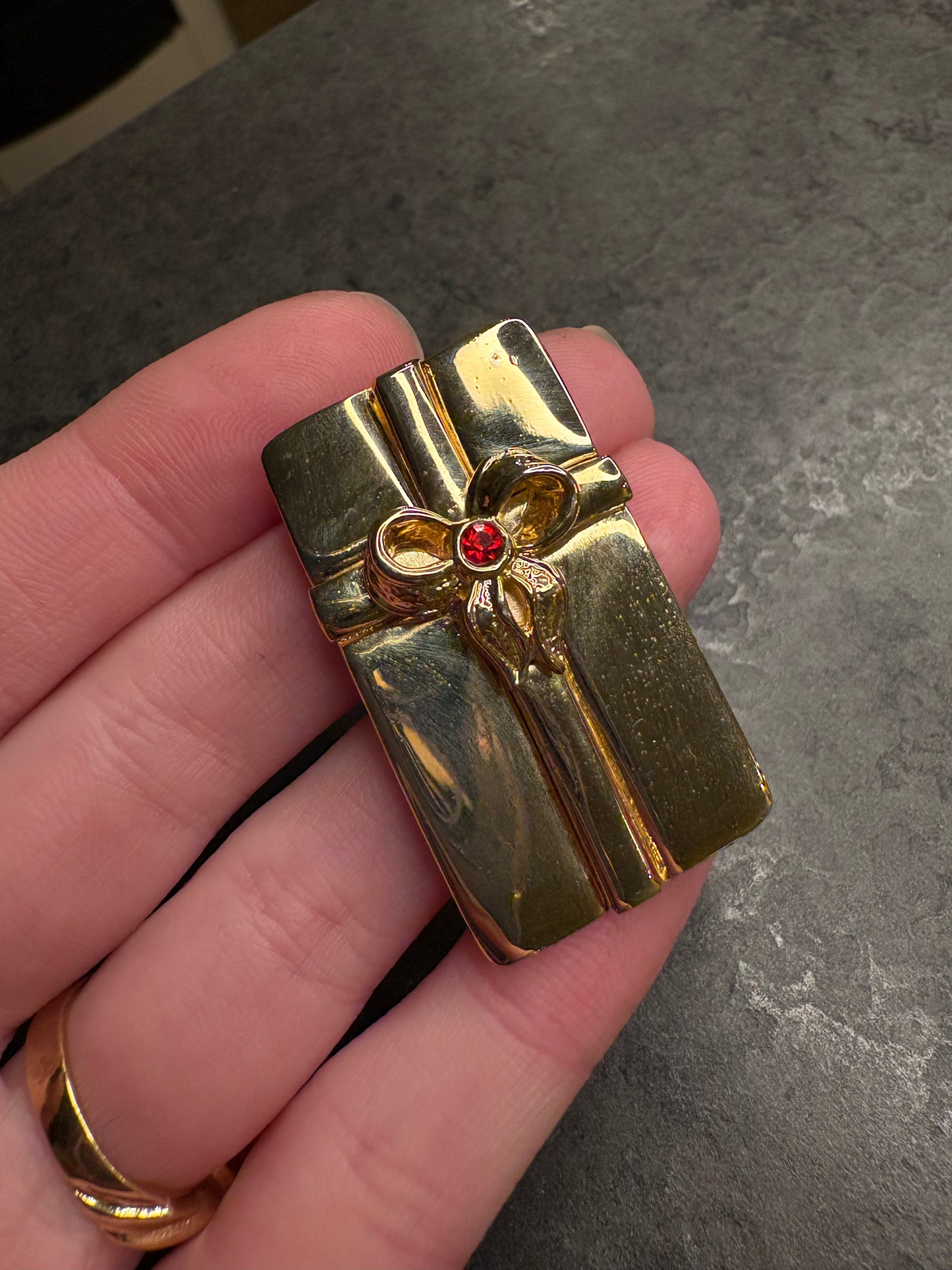 Spilla AAI “Regalo”