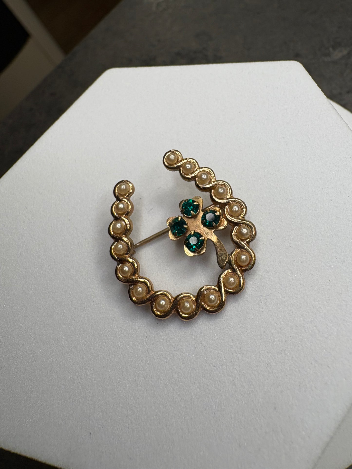 Spilla “Ferro di cavallo con quadrifoglio”