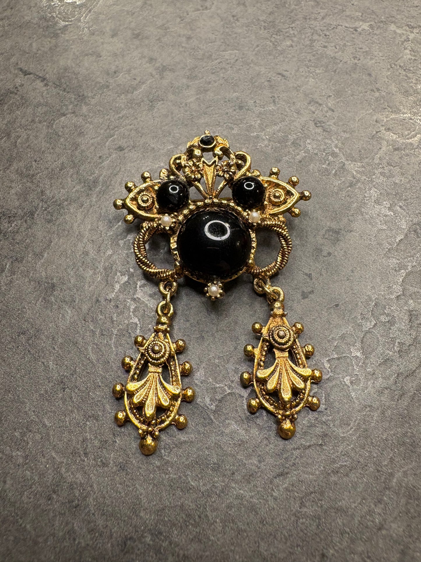 Spilla “Cabochon neri”