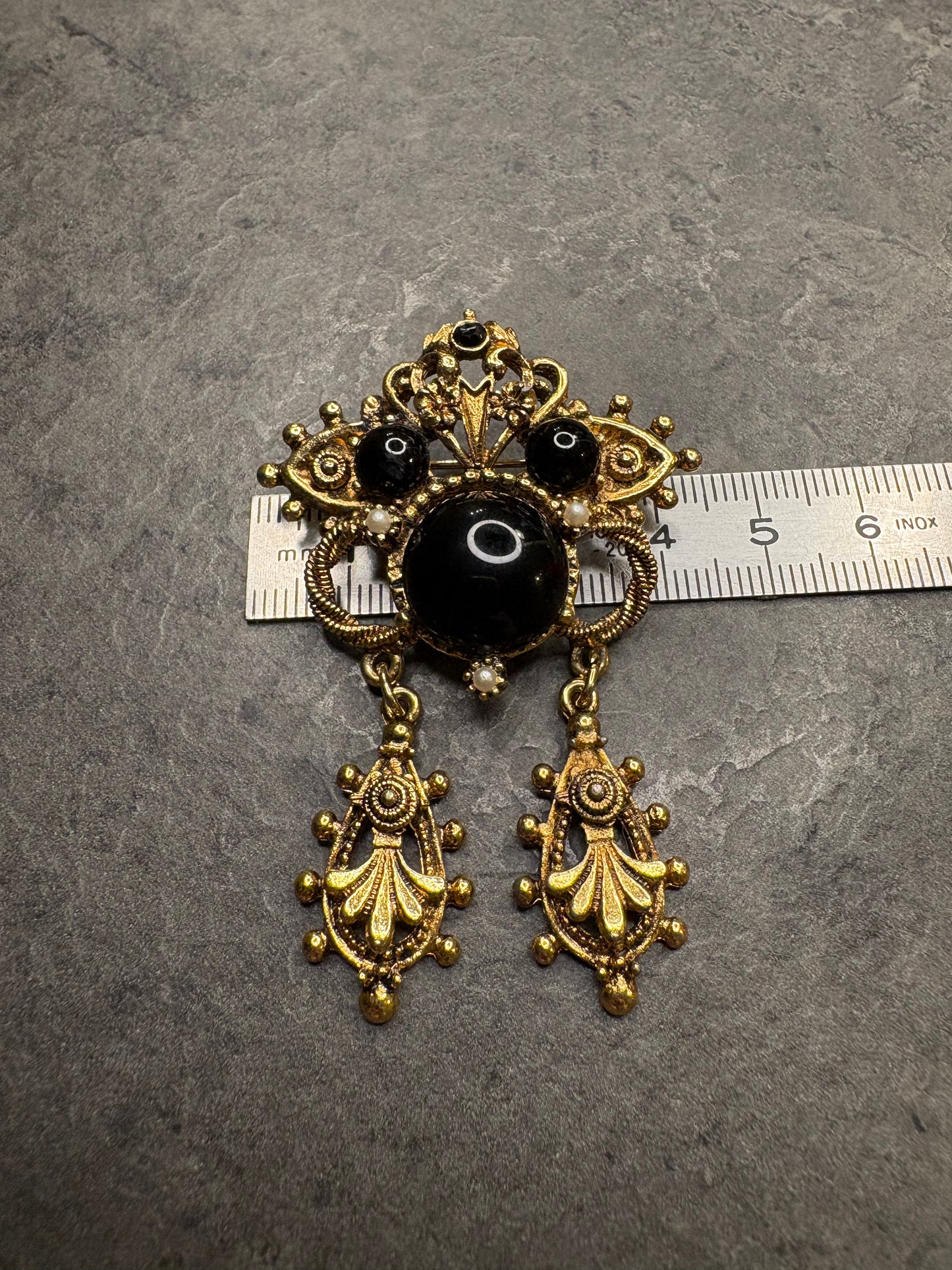 Spilla “Cabochon neri”