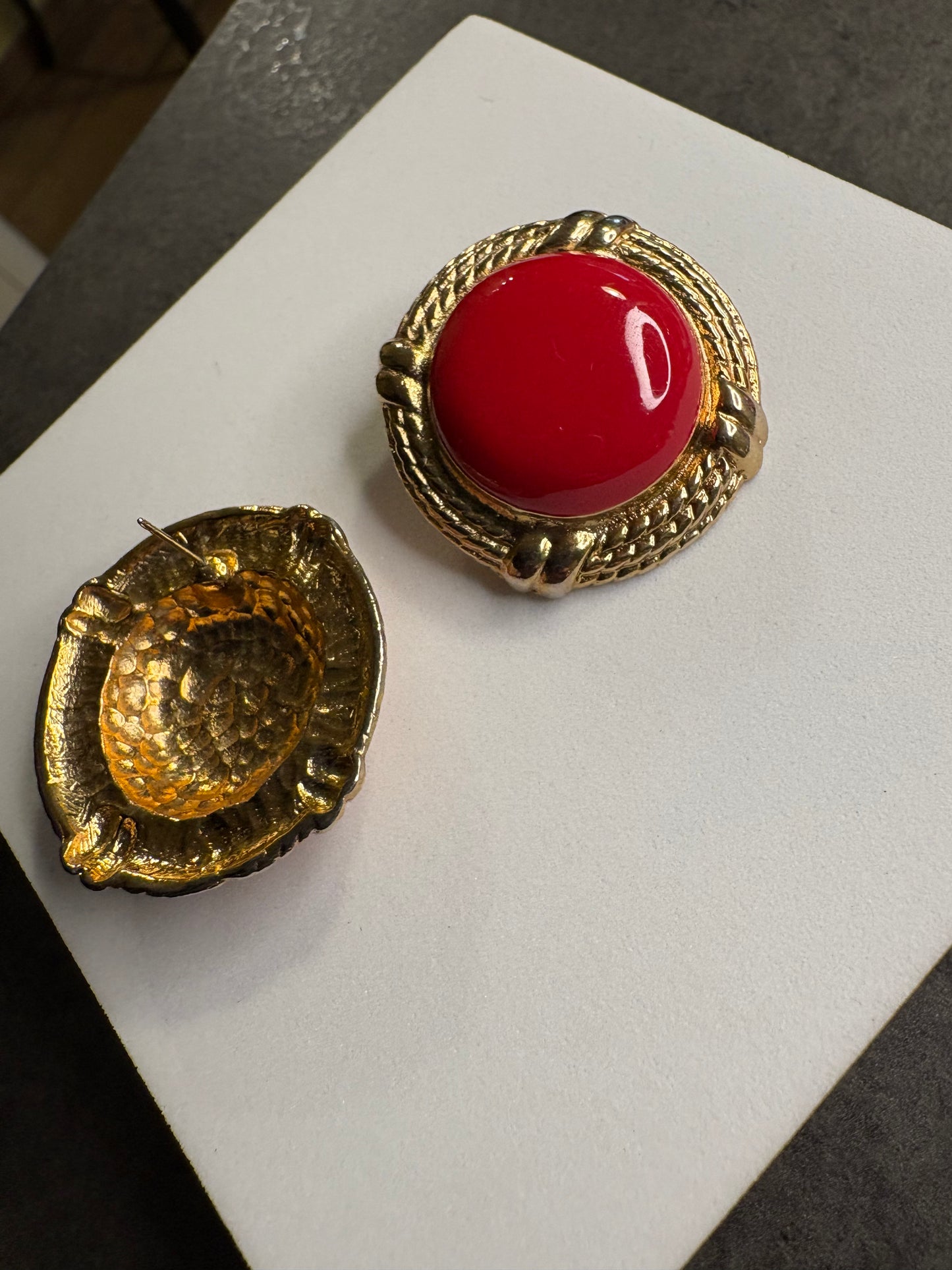 Orecchini anni ’80 in metallo dorato con smalto rosso