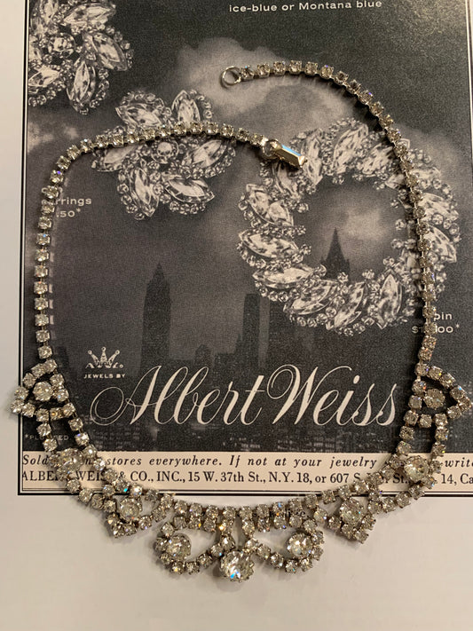 Collier Weiss