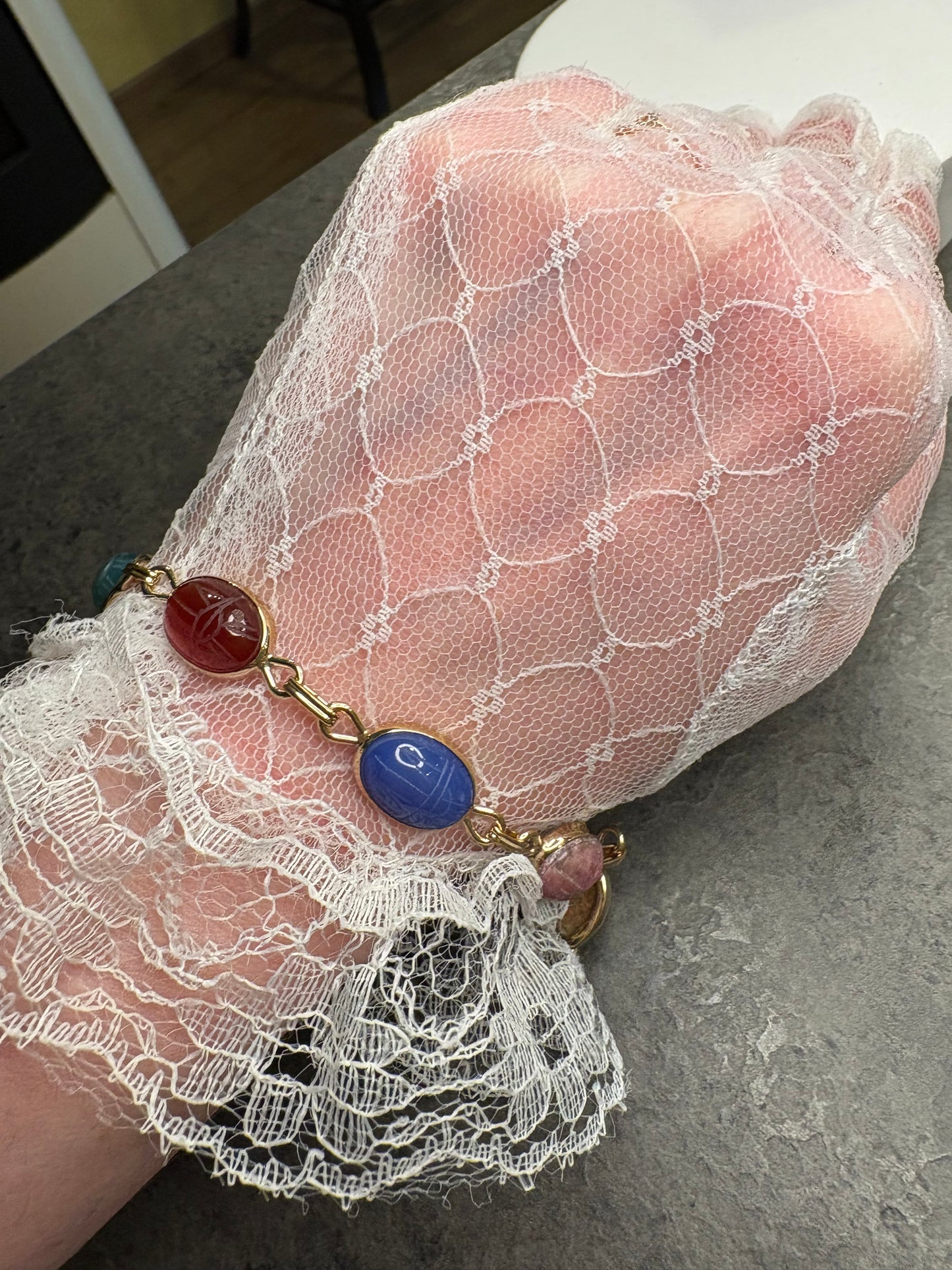 Bracciale WRE Richards con scarabei in pietra scolpita