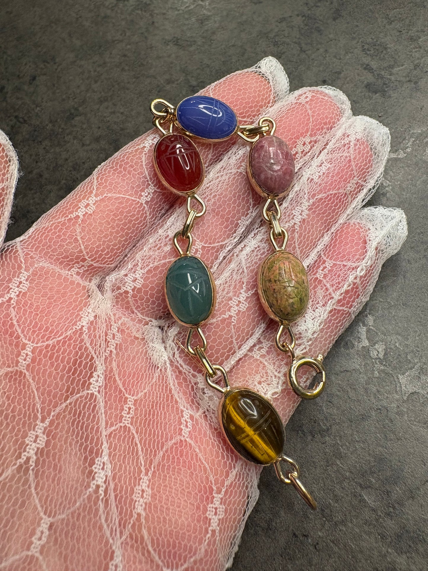 Bracciale WRE Richards con scarabei in pietra scolpita