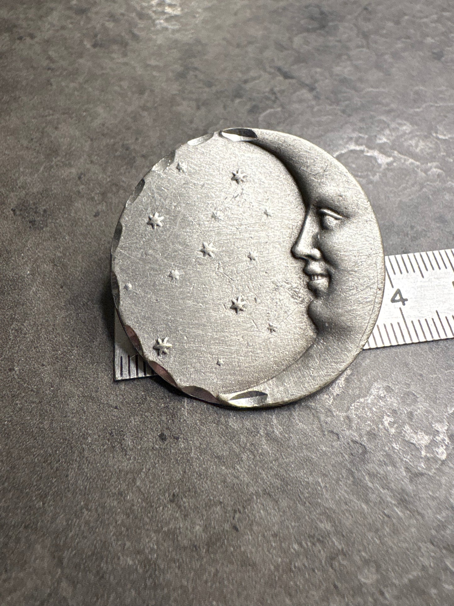 Pin “Luna”