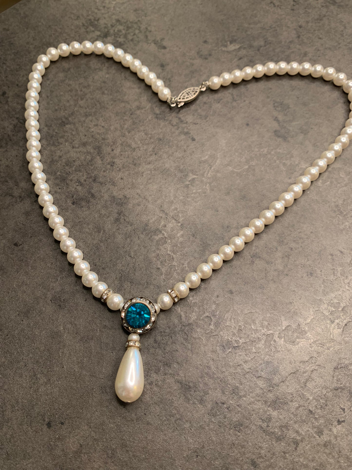Collier in perle di plastica.