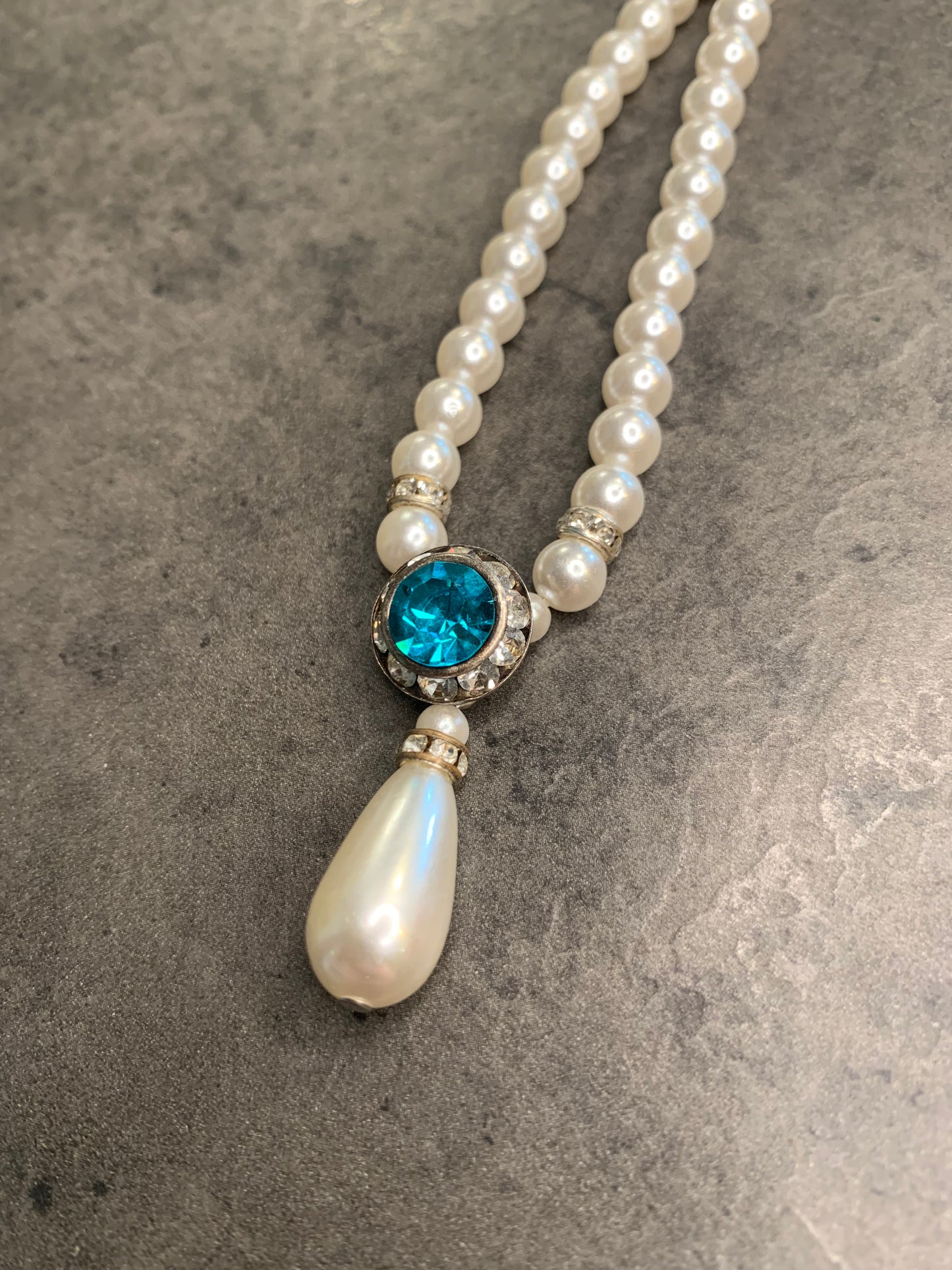 Collier in perle di plastica.