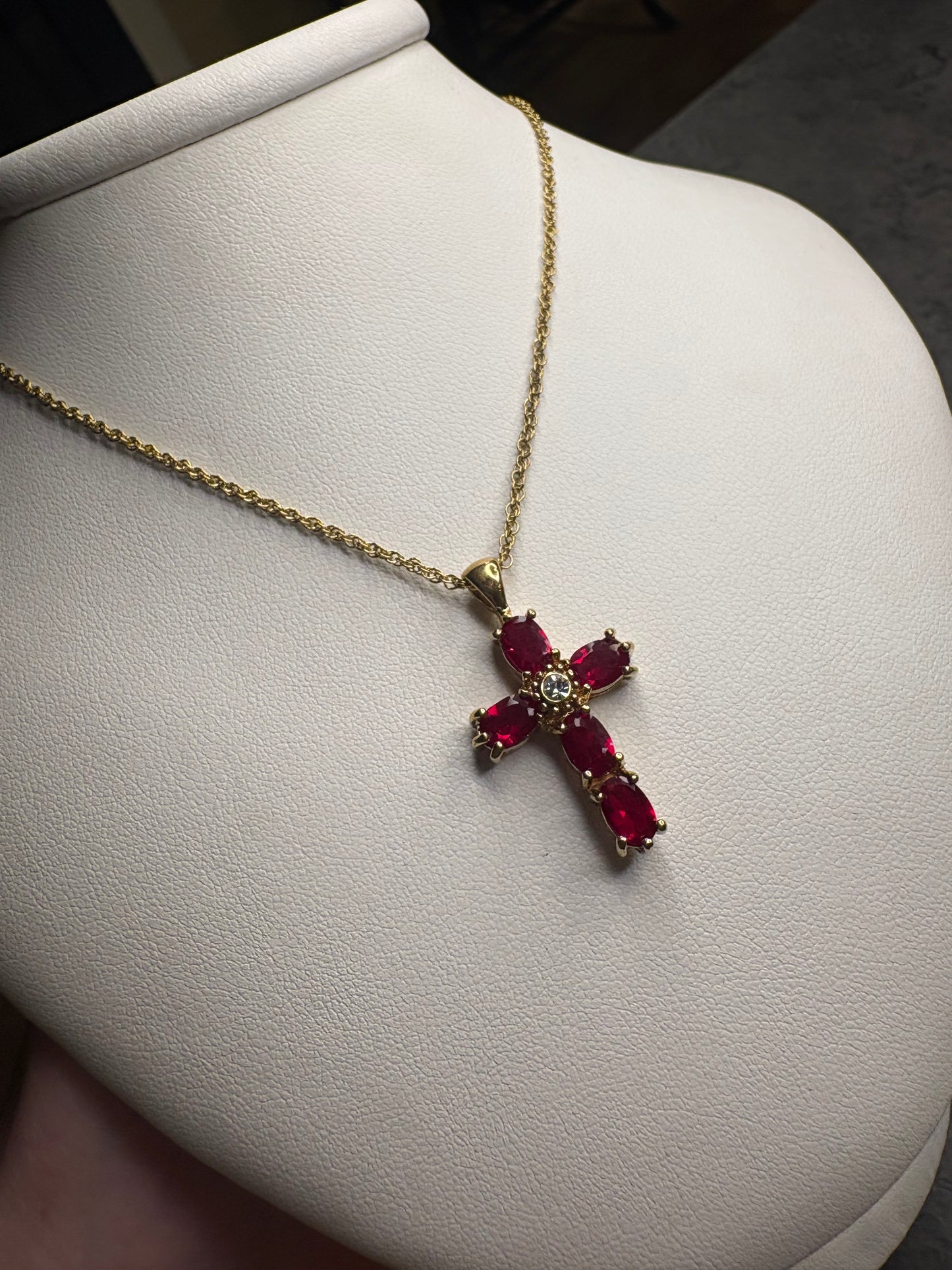 Collana Croce Avon