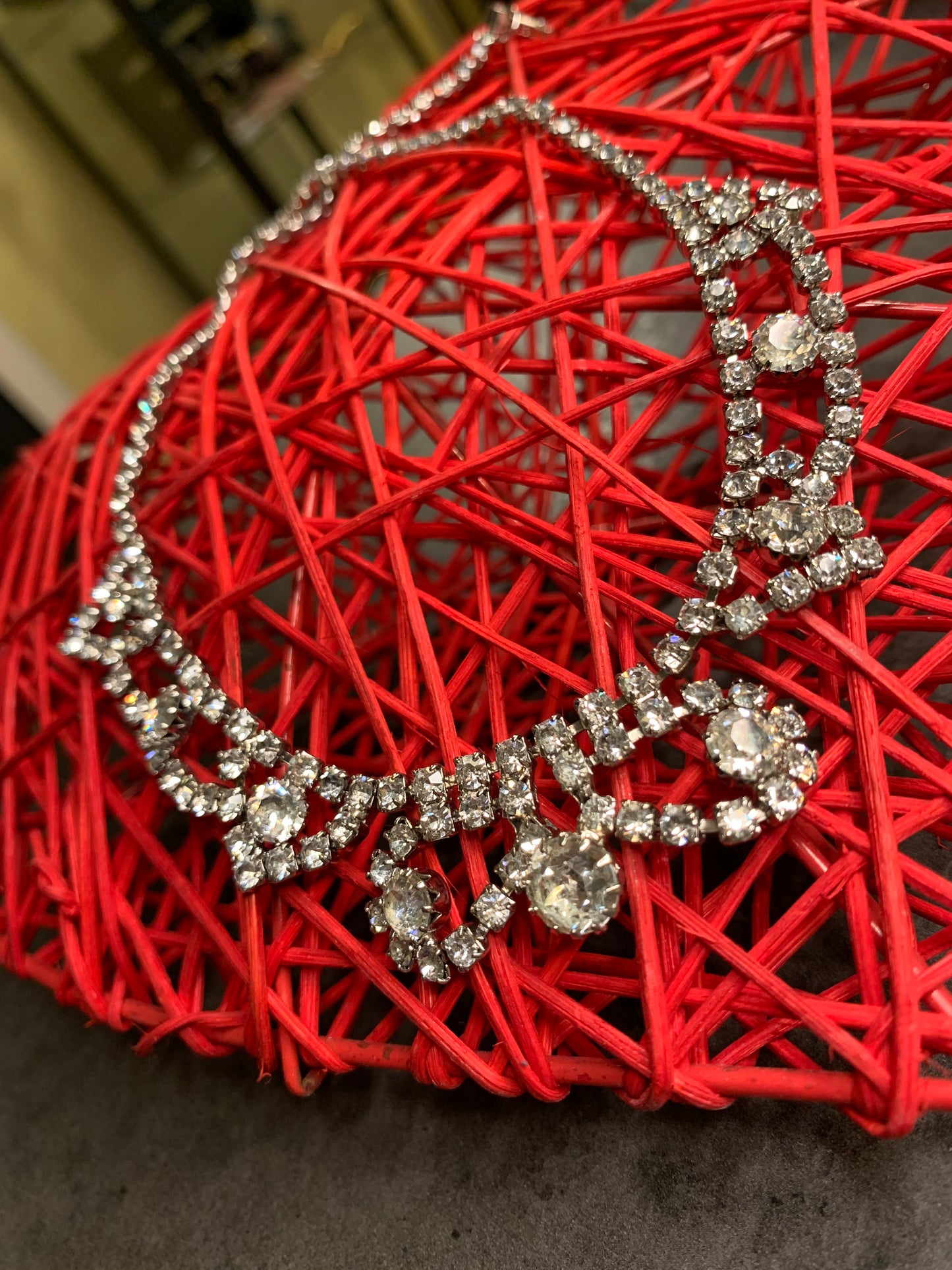 Collier Weiss