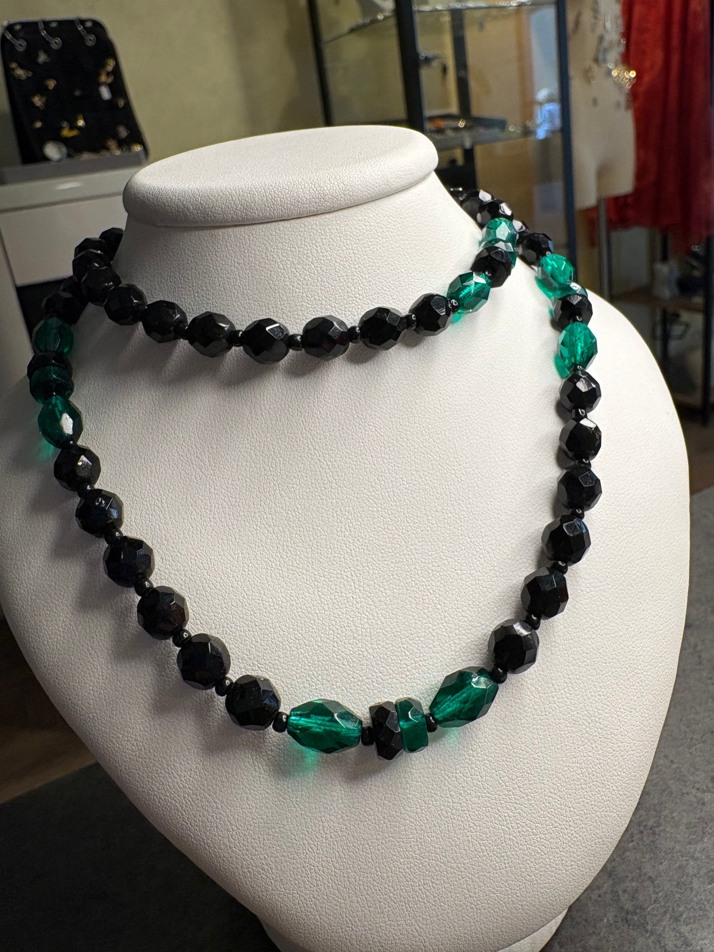 Collana in vetro nero e verde sfaccettato