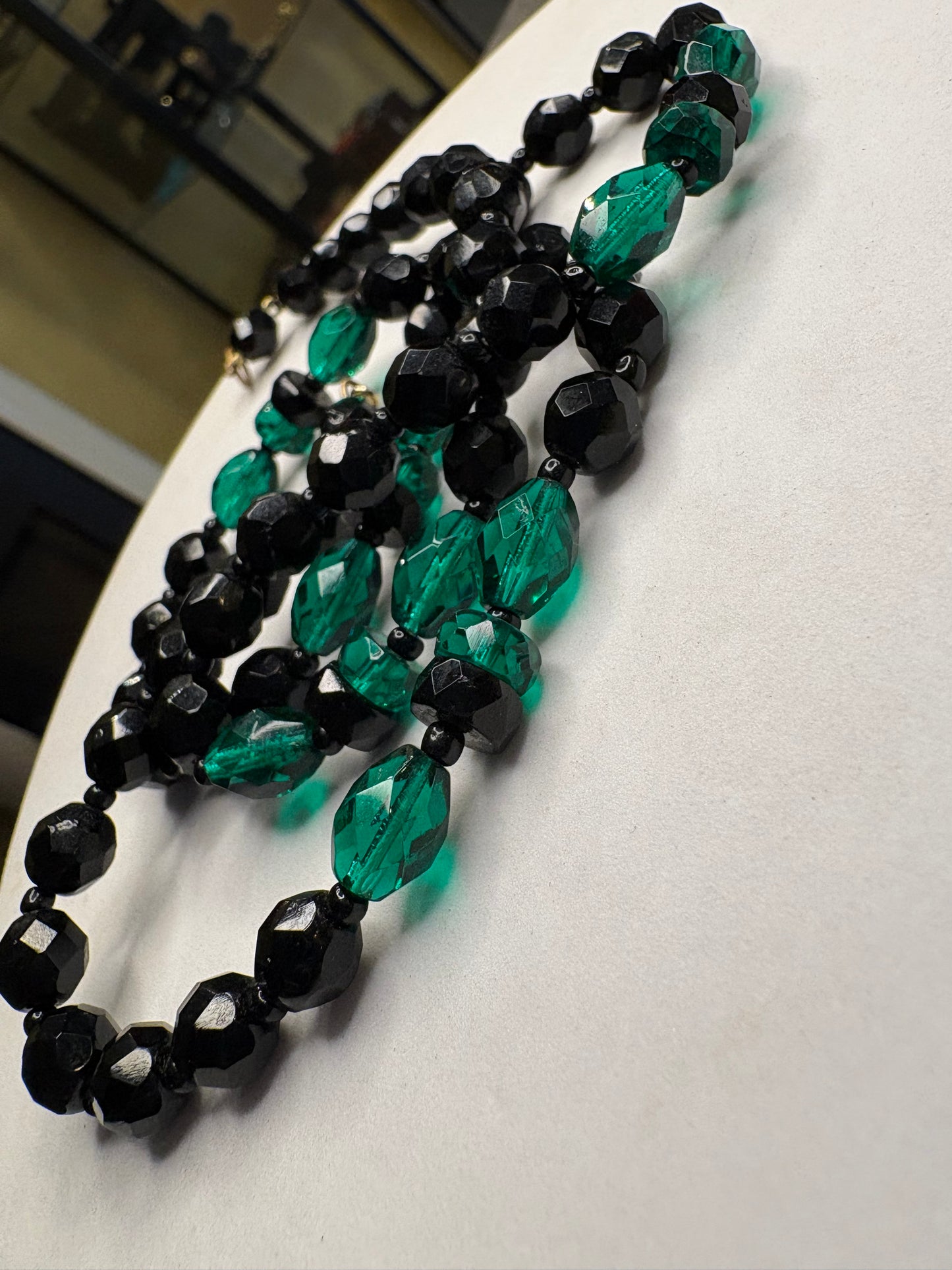 Collana in vetro nero e verde sfaccettato