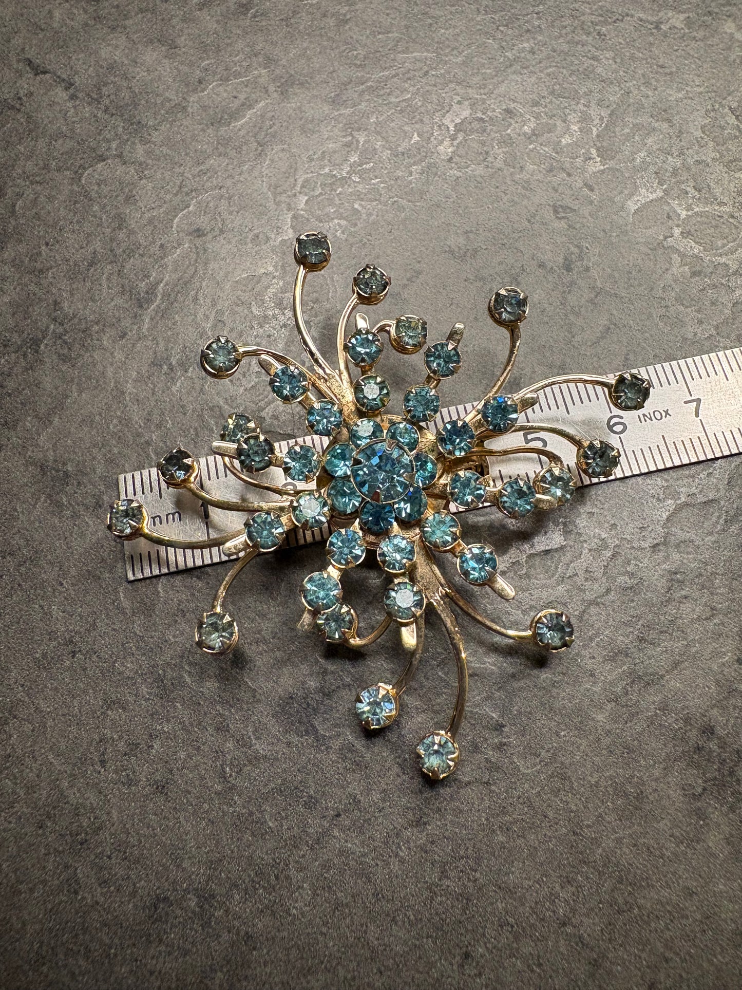 Spilla vintage anni ’40-’50 con cristalli azzurri