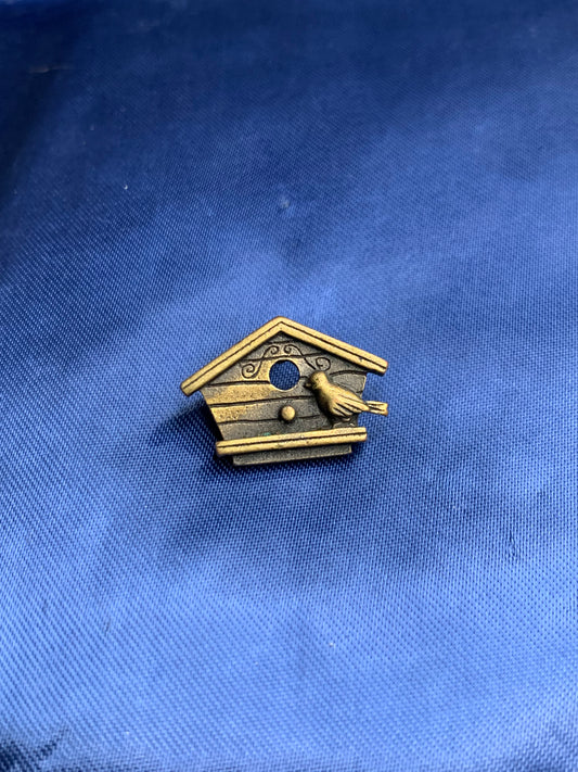 Pin J.J casetta color oro.