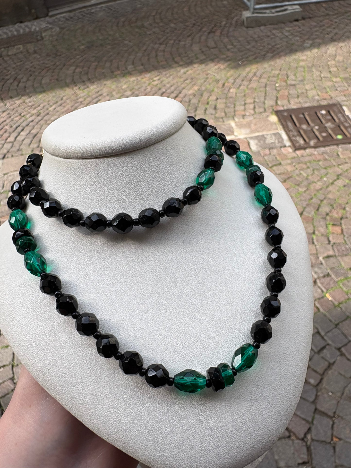 Collana in vetro nero e verde sfaccettato