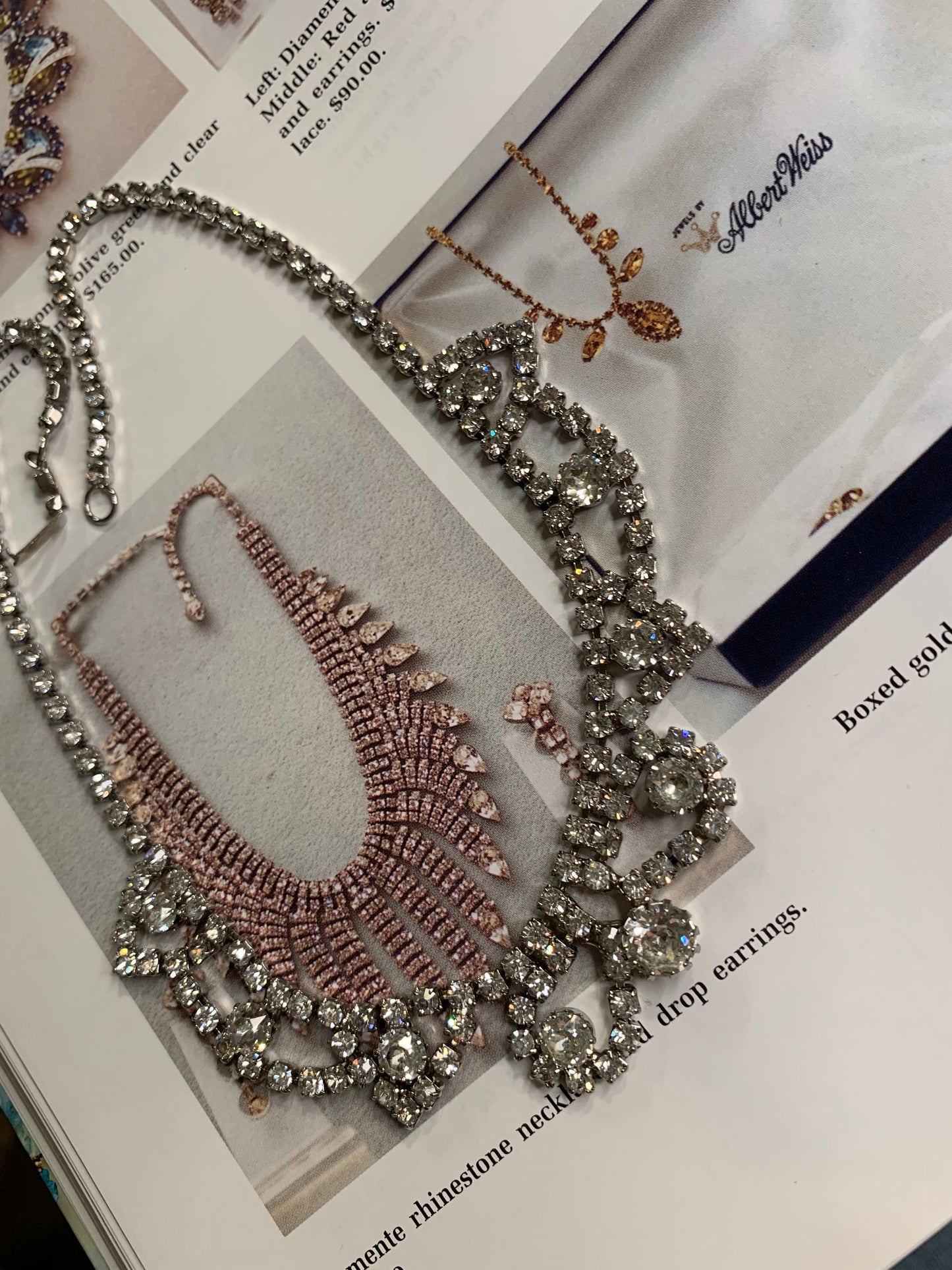 Collier Weiss