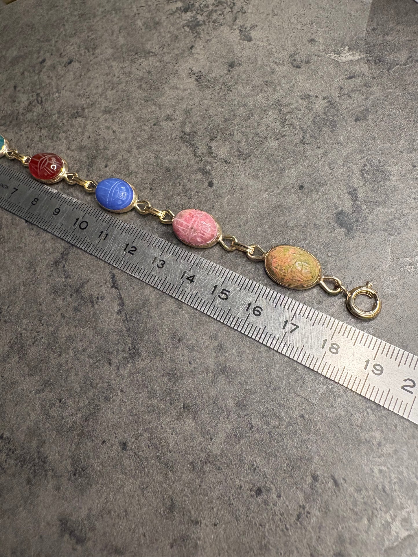 Bracciale WRE Richards con scarabei in pietra scolpita