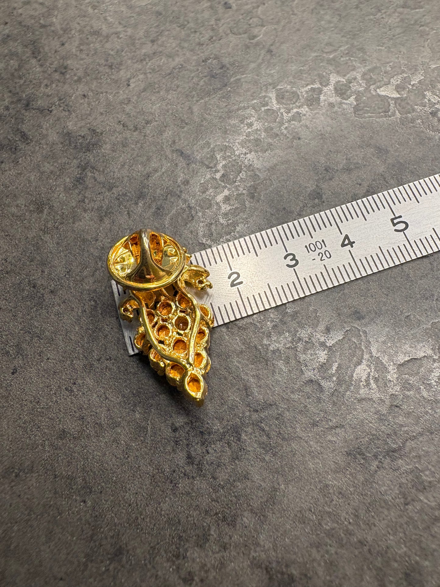 Pin vintage a grappolo d’uva