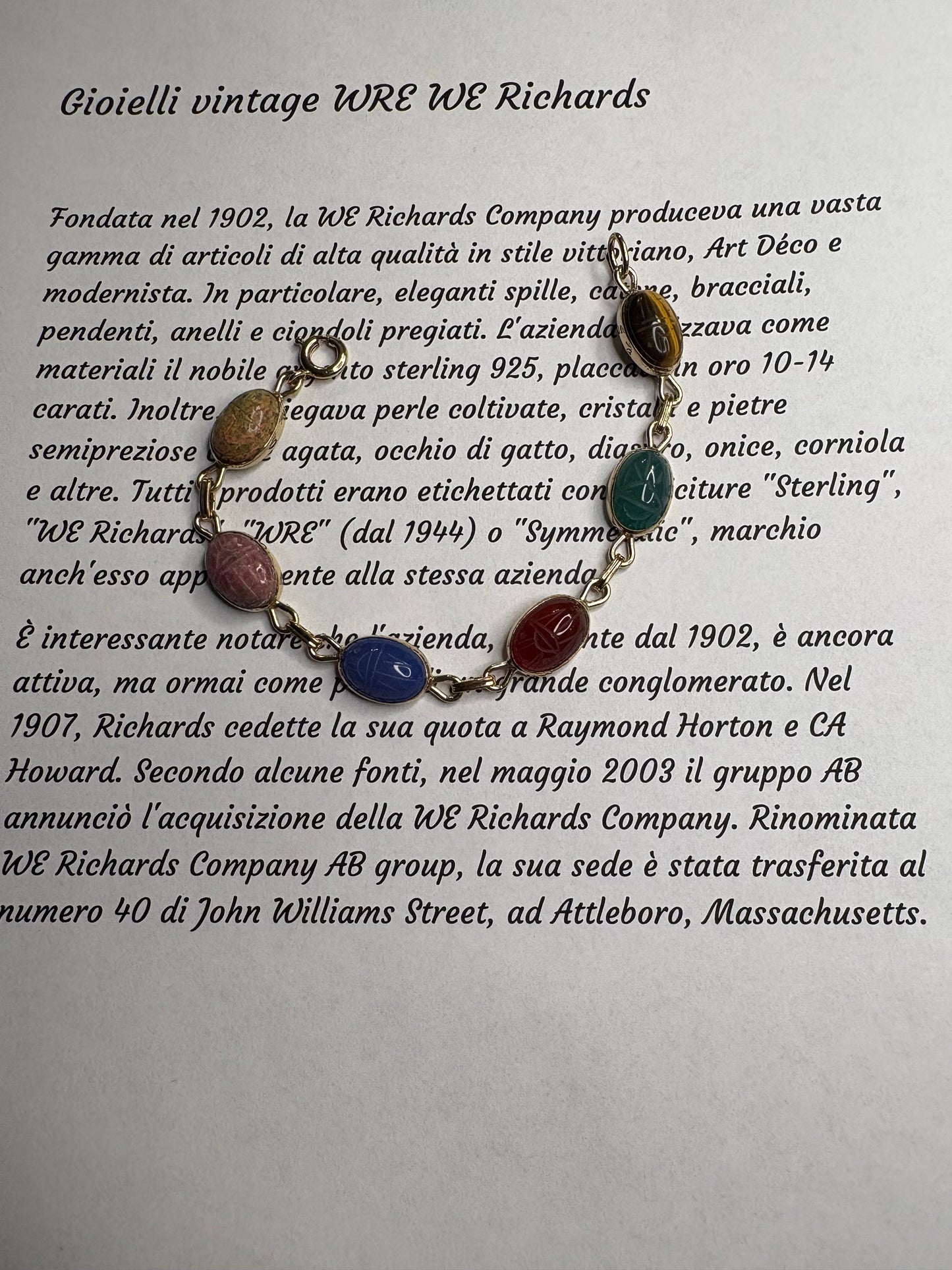 Bracciale WRE Richards con scarabei in pietra scolpita