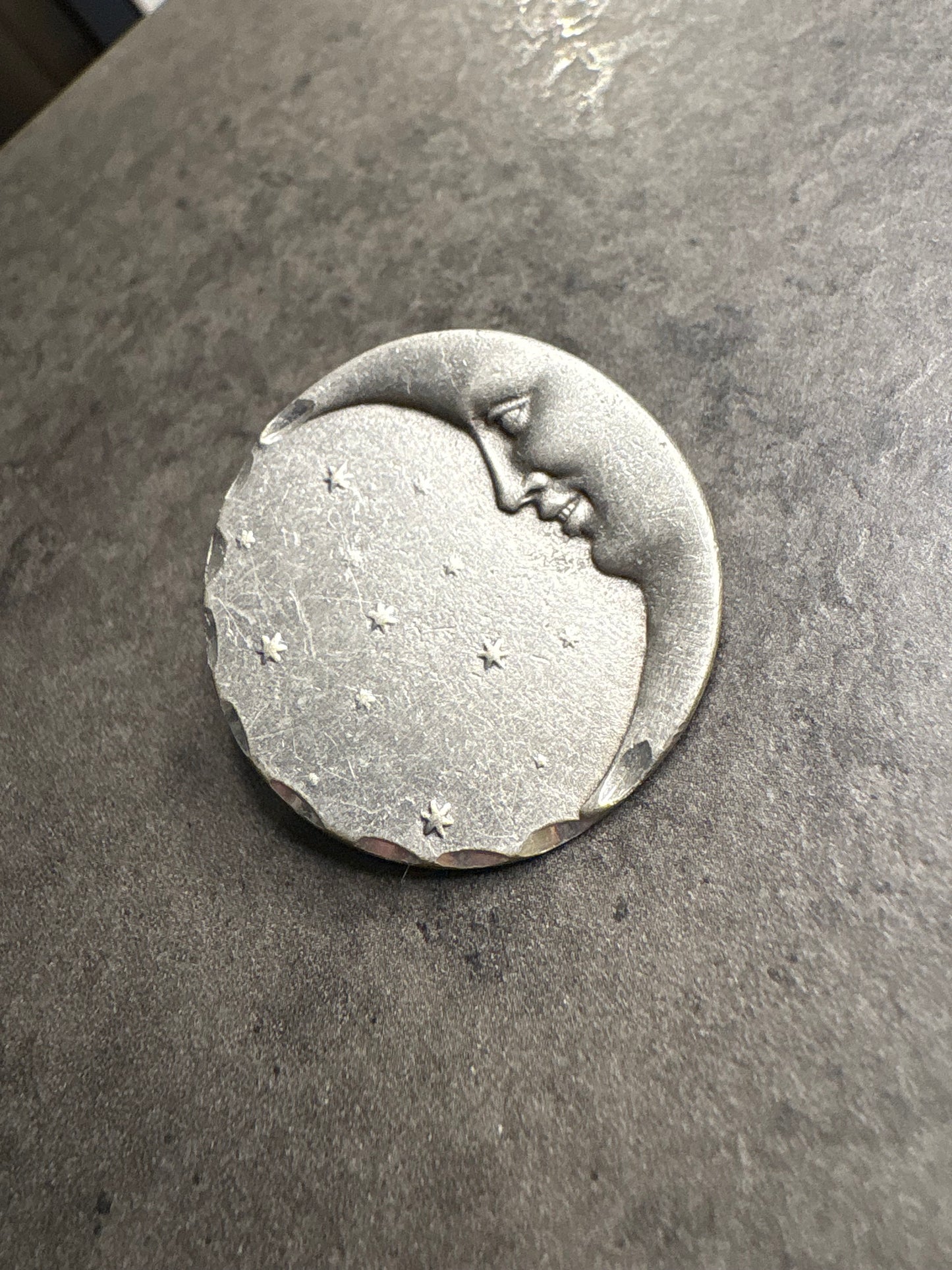 Pin “Luna”