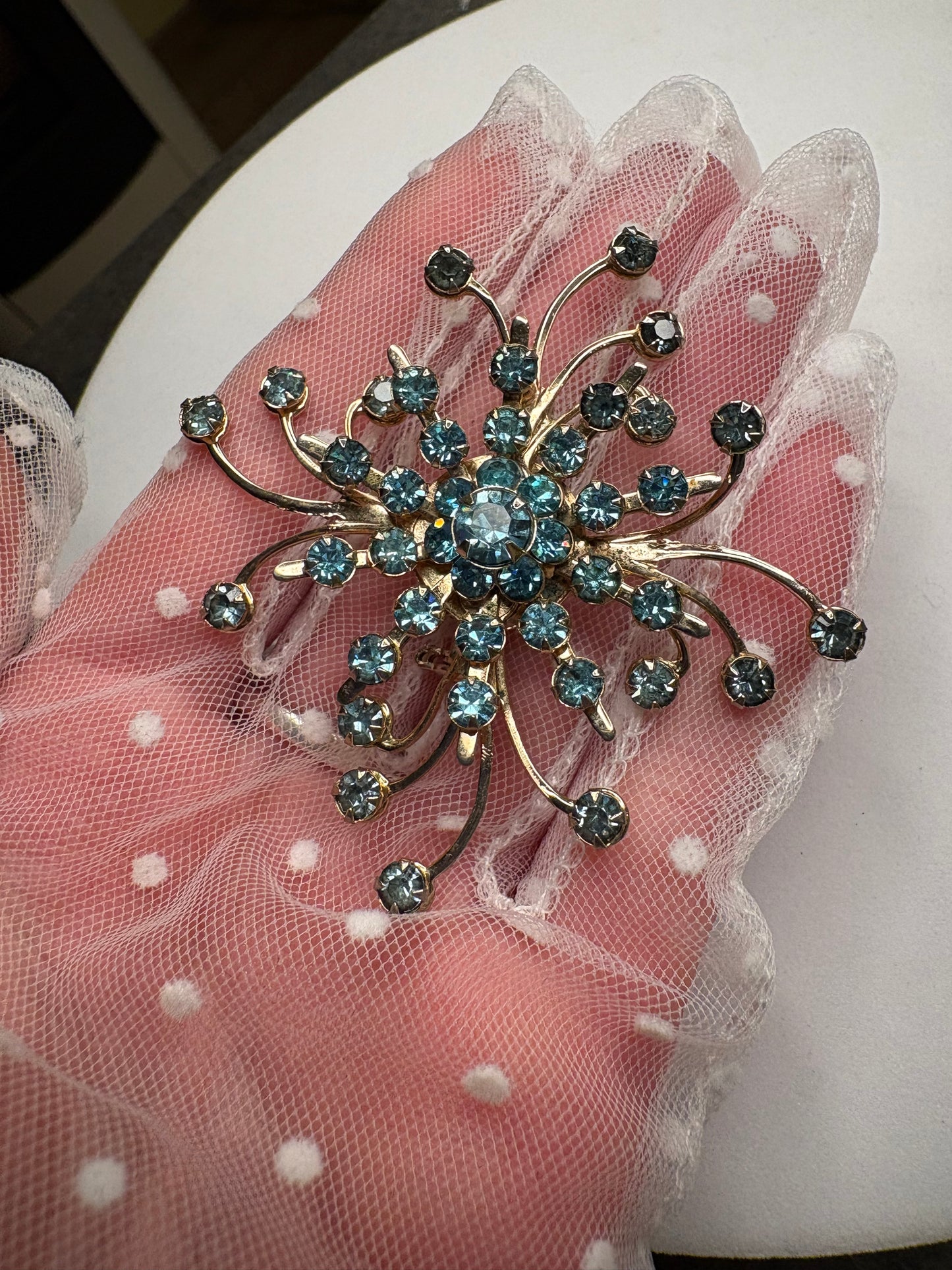 Spilla vintage anni ’40-’50 con cristalli azzurri