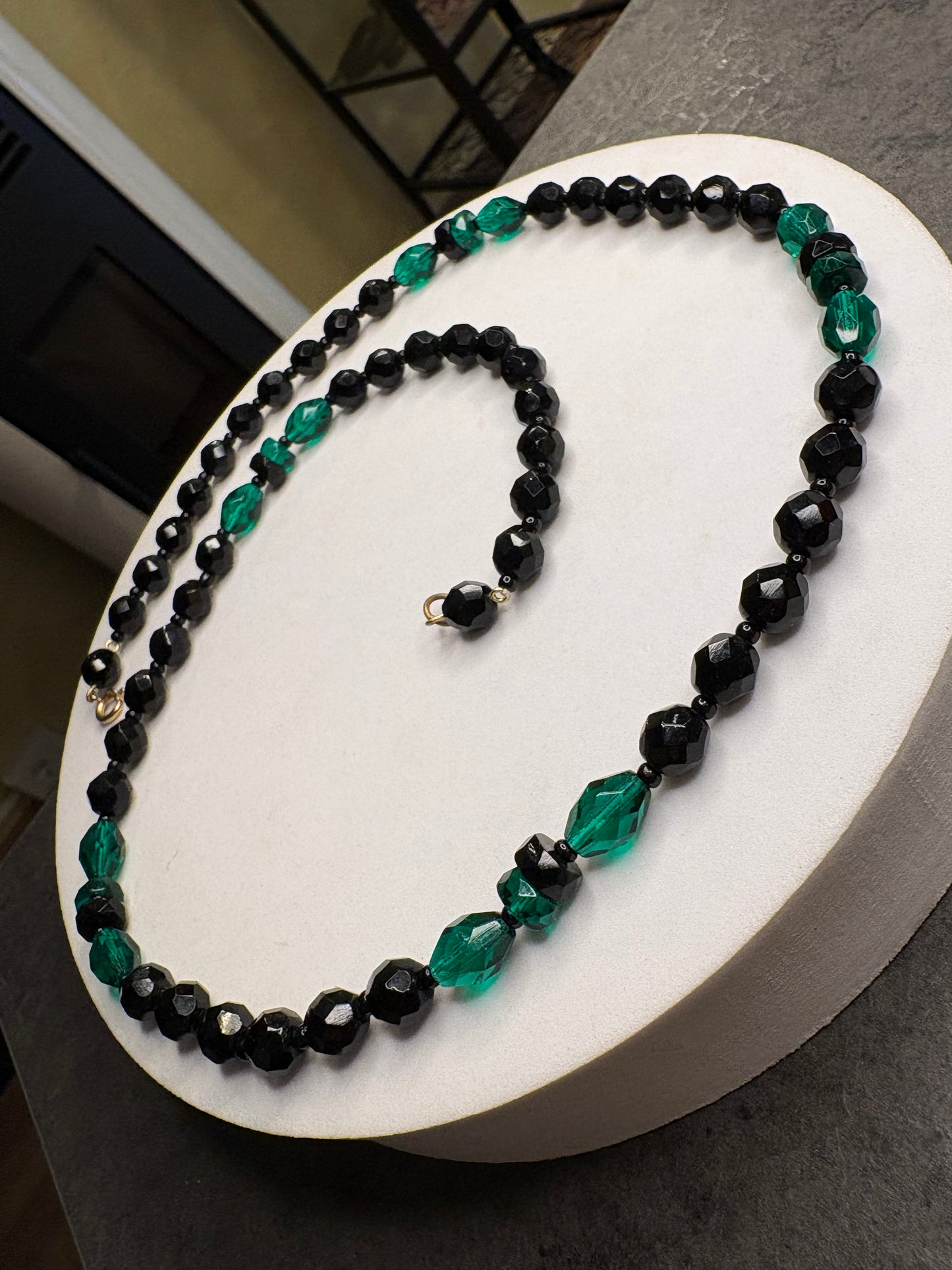 Collana in vetro nero e verde sfaccettato