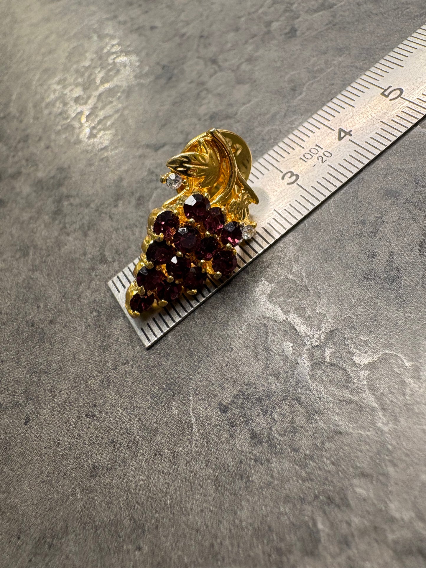 Pin vintage a grappolo d’uva
