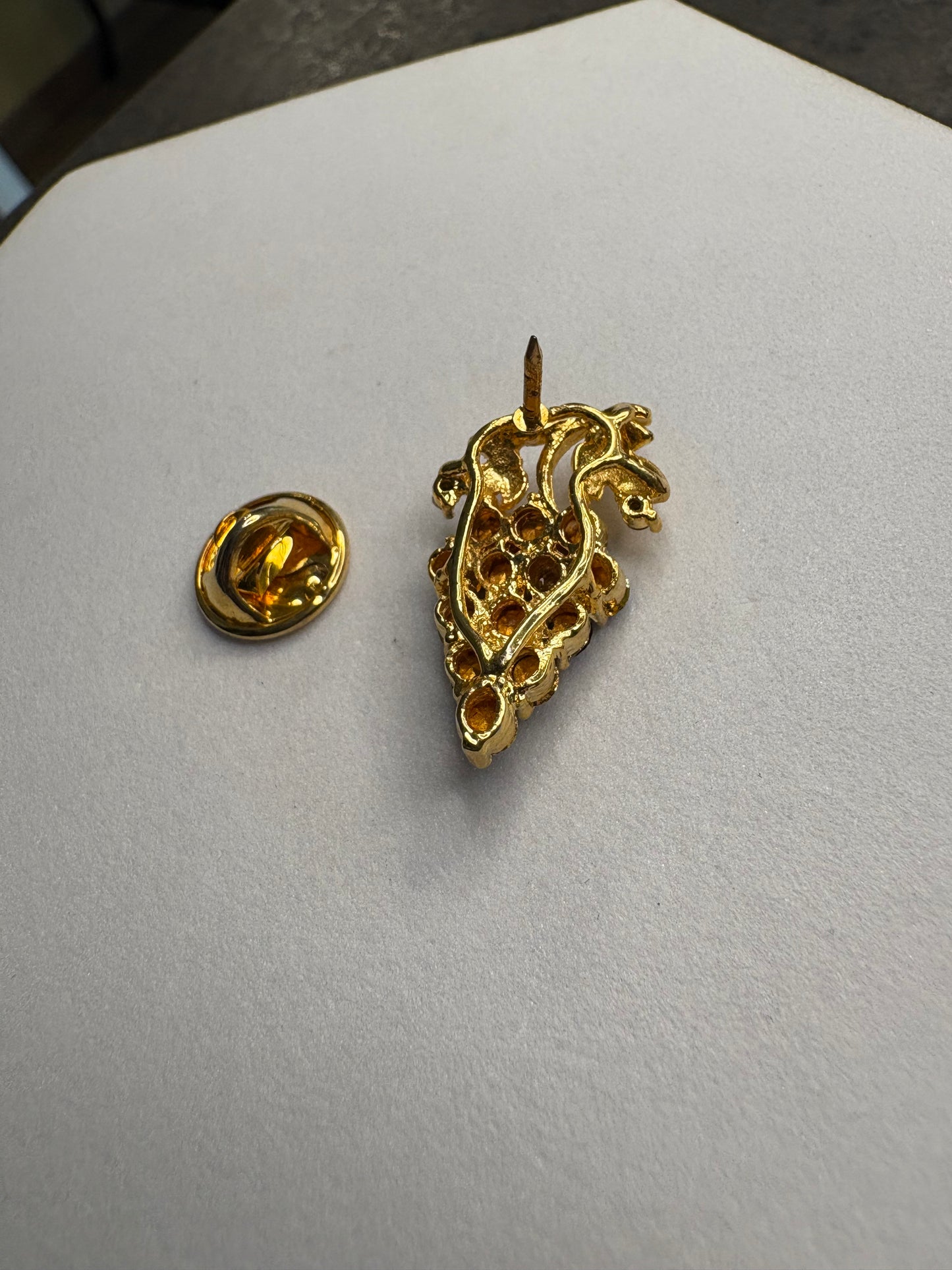 Pin vintage a grappolo d’uva