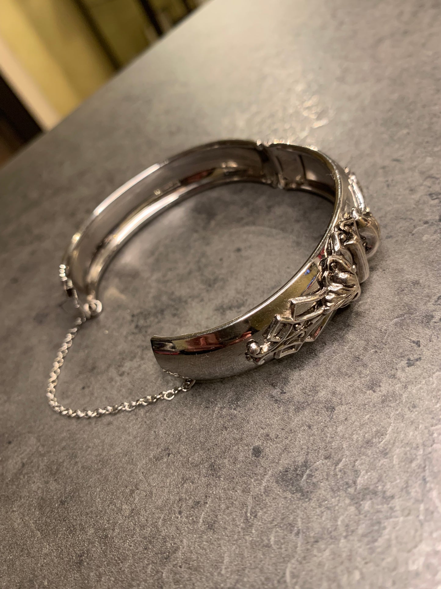 Bracciale rigido.