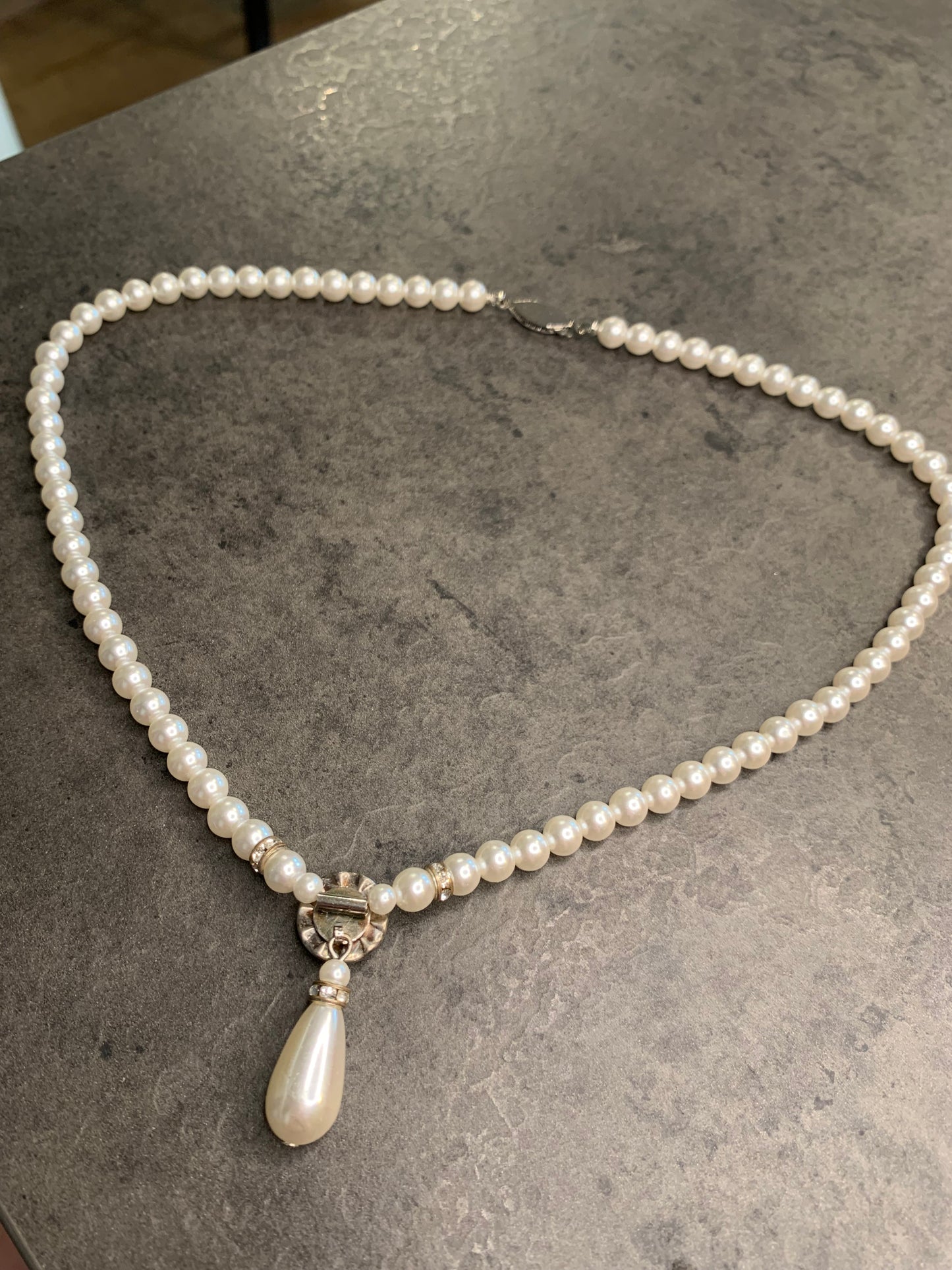 Collier in perle di plastica.
