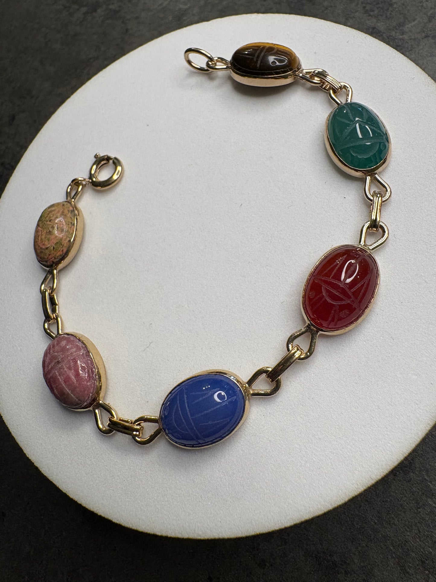 Bracciale WRE Richards con scarabei in pietra scolpita