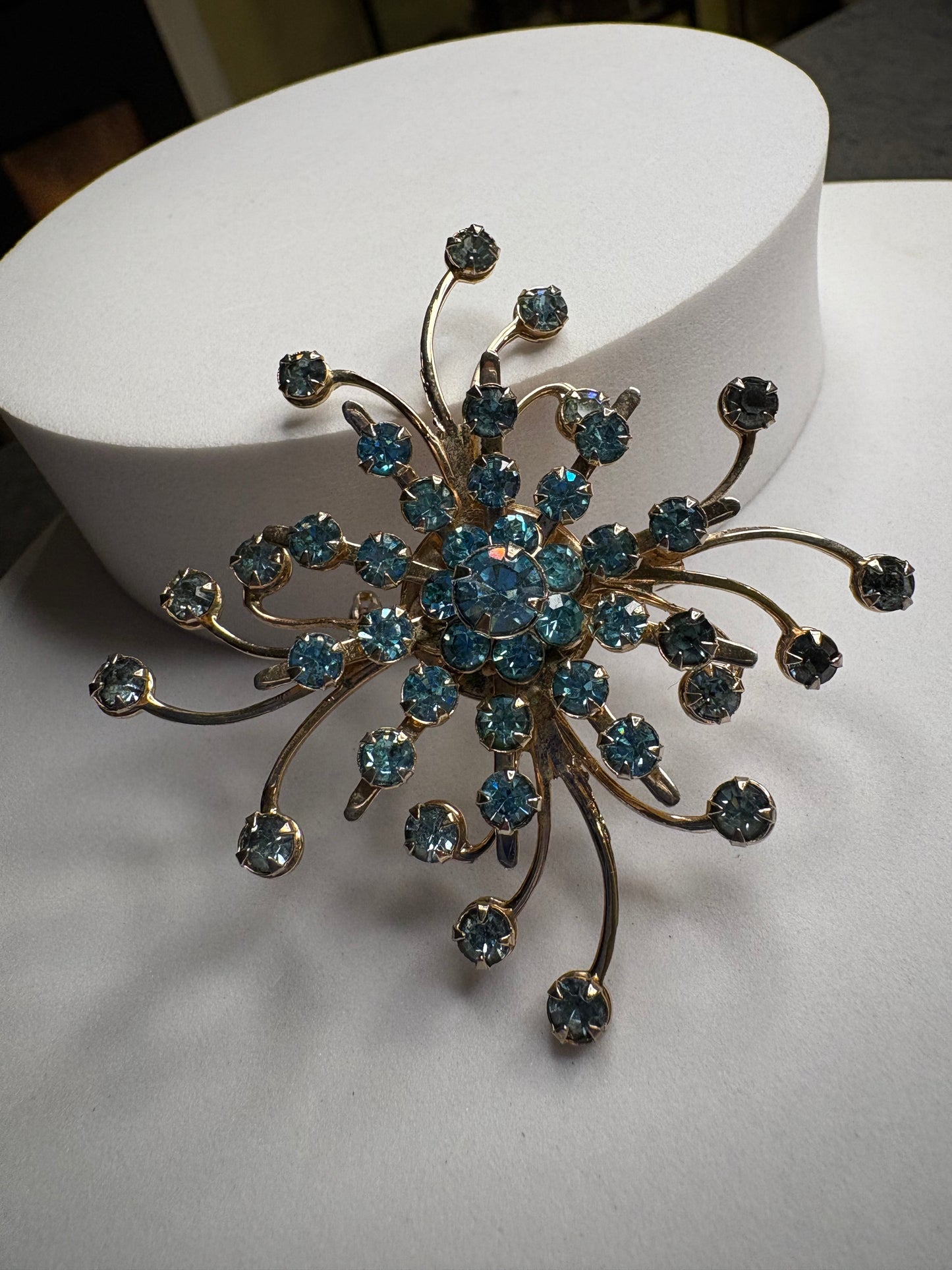 Spilla vintage anni ’40-’50 con cristalli azzurri