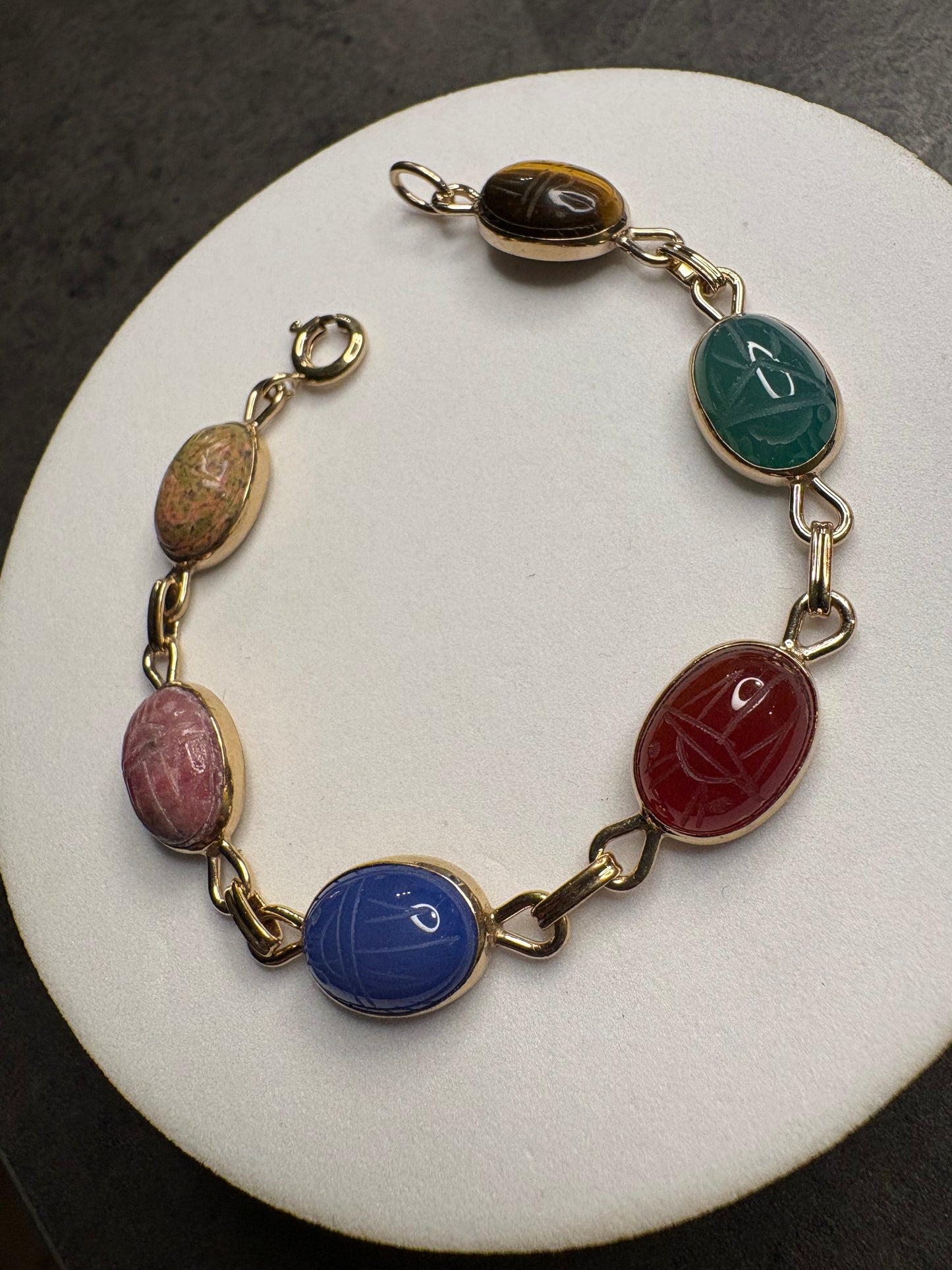 Bracciale WRE Richards con scarabei in pietra scolpita