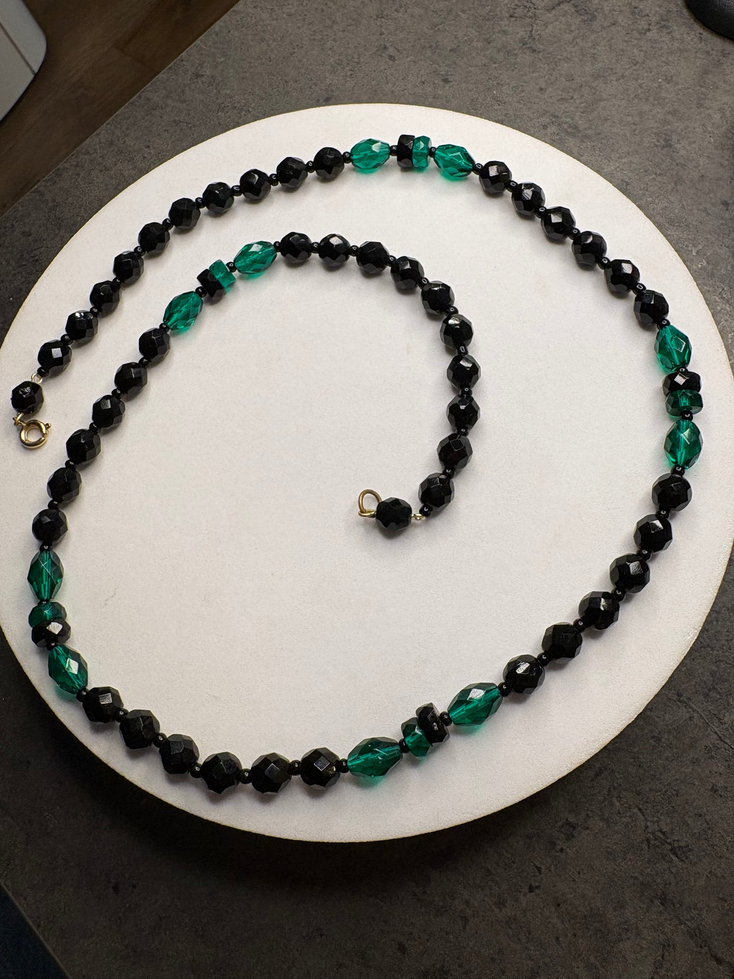 Collana in vetro nero e verde sfaccettato